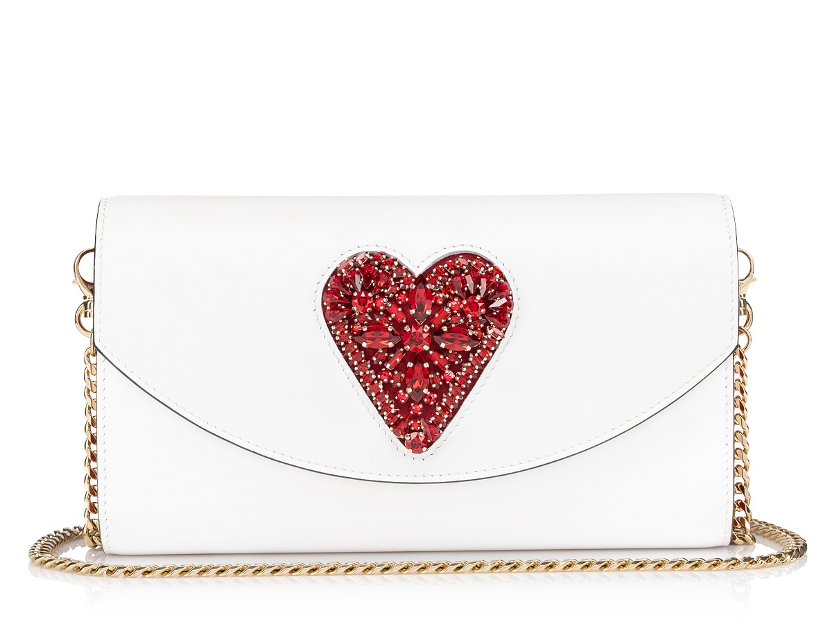 Loubi54 愛心鑽飾金屬鍊帶包。NT$50,600（Christian Louboutin提供）
