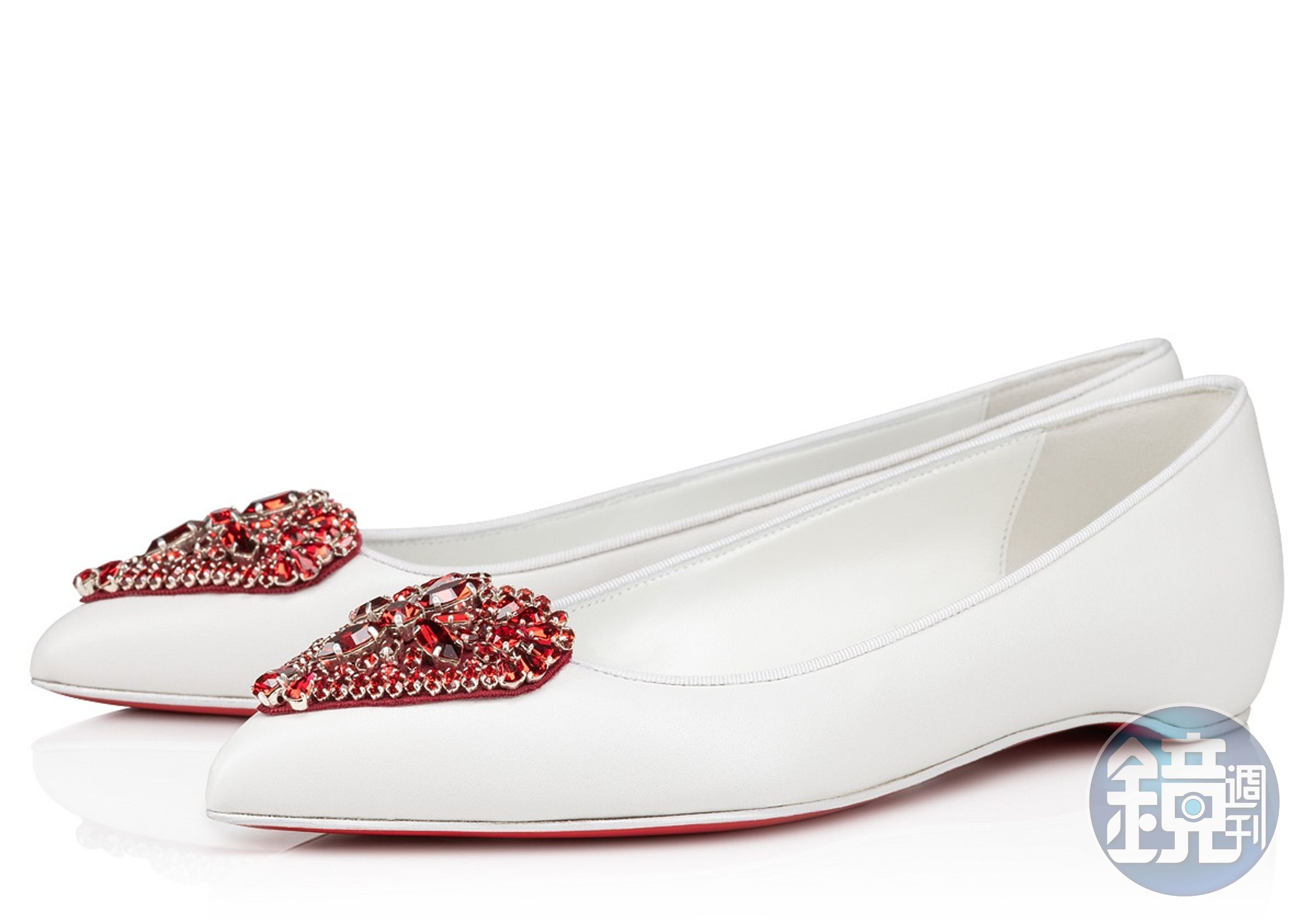 Kate Love 愛心鑽飾平底鞋。NT$50,500(Christian Louboutin提供)