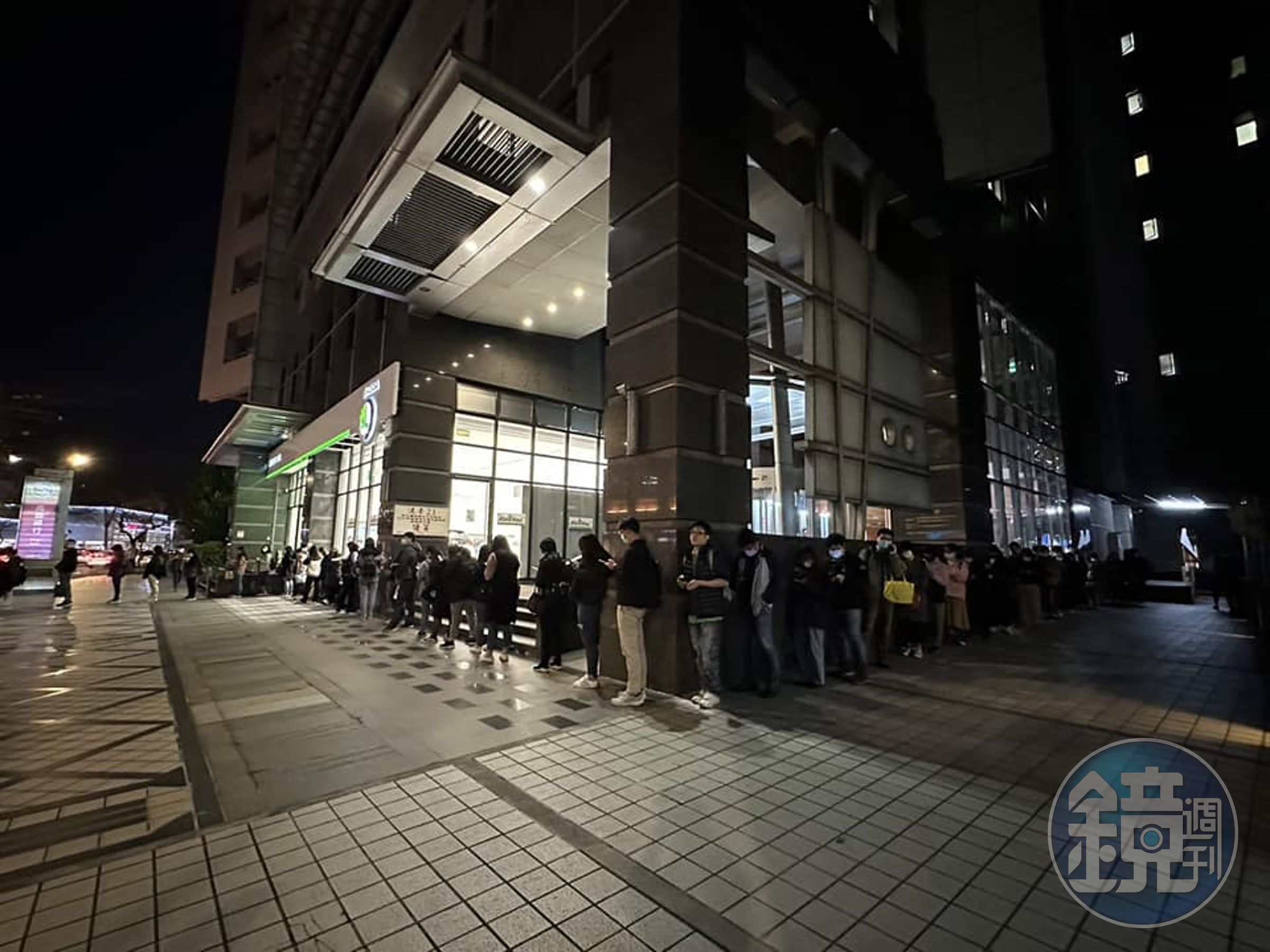 9005上下班尖峰時段,桃園、台北的大站總是大排長龍,排到懷疑人生。(翻攝自李四川臉書)