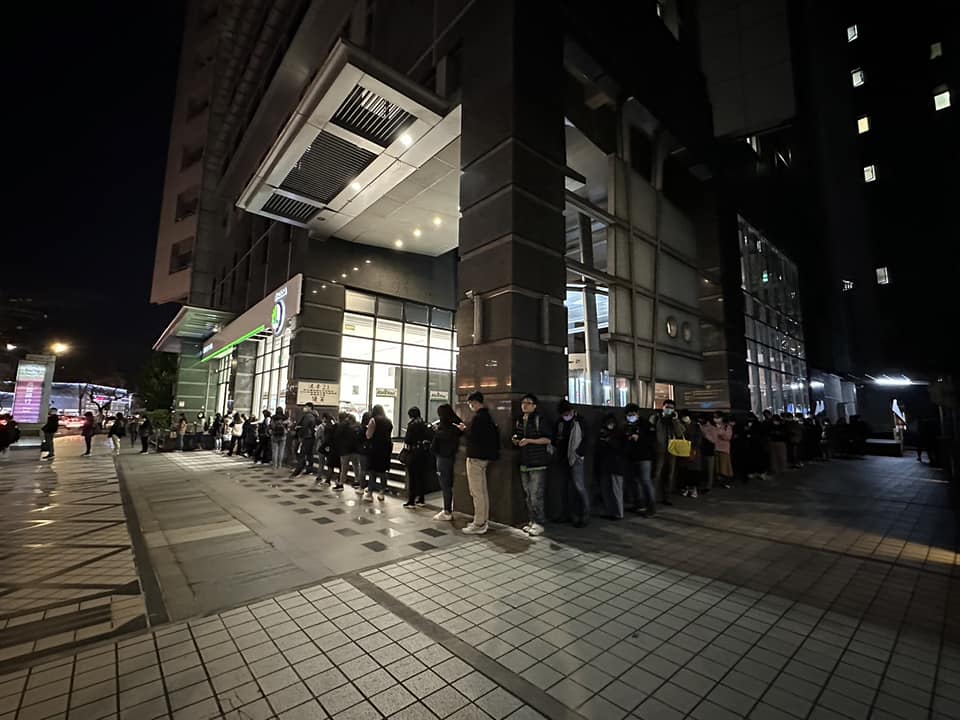 9005上下班尖峰時段，桃園、台北的大站總是大排長龍，排到懷疑人生。（翻攝自李四川臉書）