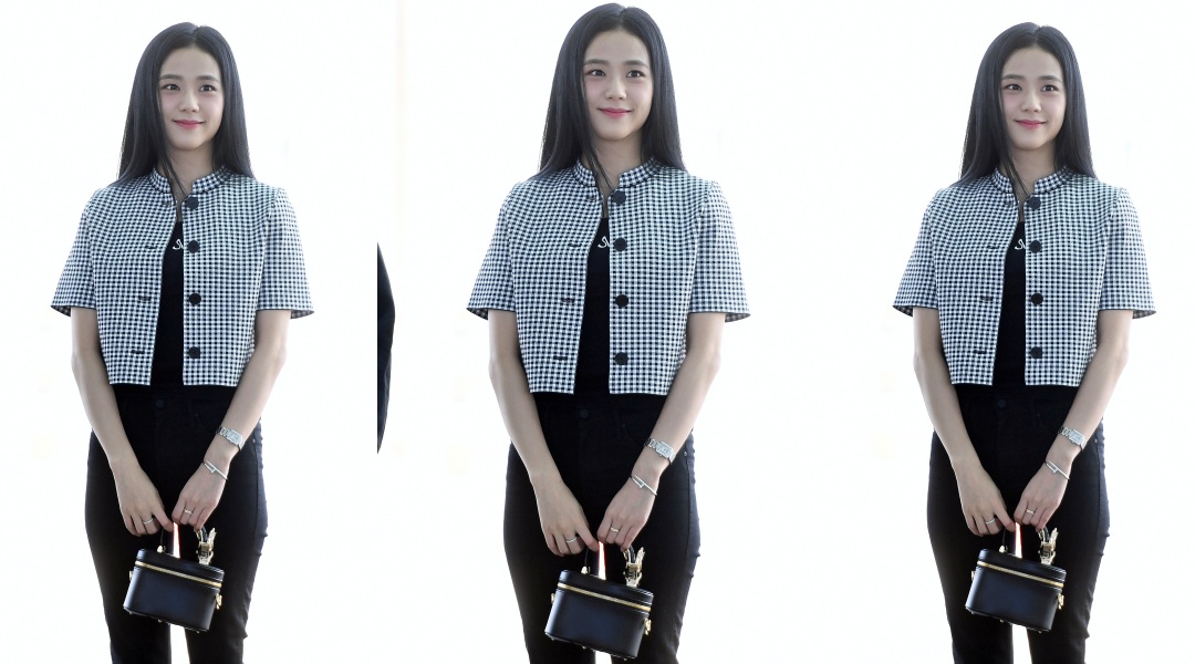 DIOR品牌大使Jisoo在機場時，手拎CD Signature Vanity黑色小牛皮小型提包。（DIOR提供）