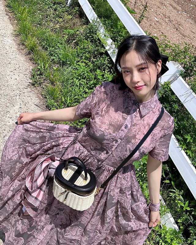 韓國女星高旻示穿上洋裝搭配CD Signature Vanity柳編拼接黑色小牛皮中型提包。(翻攝自gominsi IG)