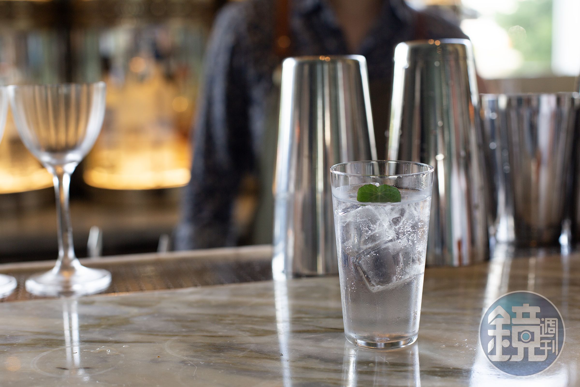 「BBQ & TONIC」以粵菜叉燒為靈感,是一杯喝得到水果酸甜與淡雅燻香味的調酒。(港幣170元/杯,約NT$680)