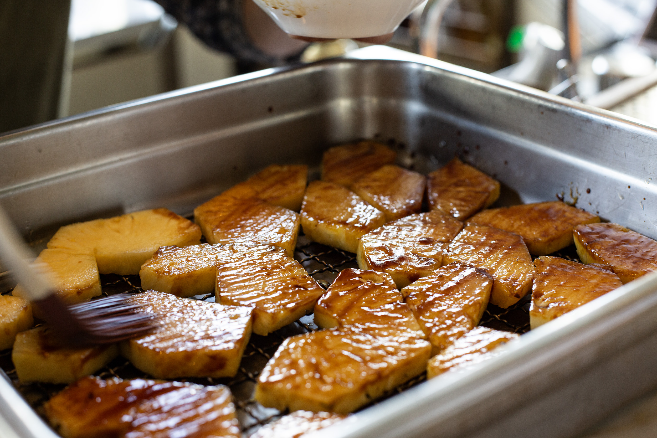 「BBQ & TONIC」將製作叉燒的技法運用在鳳梨上。
