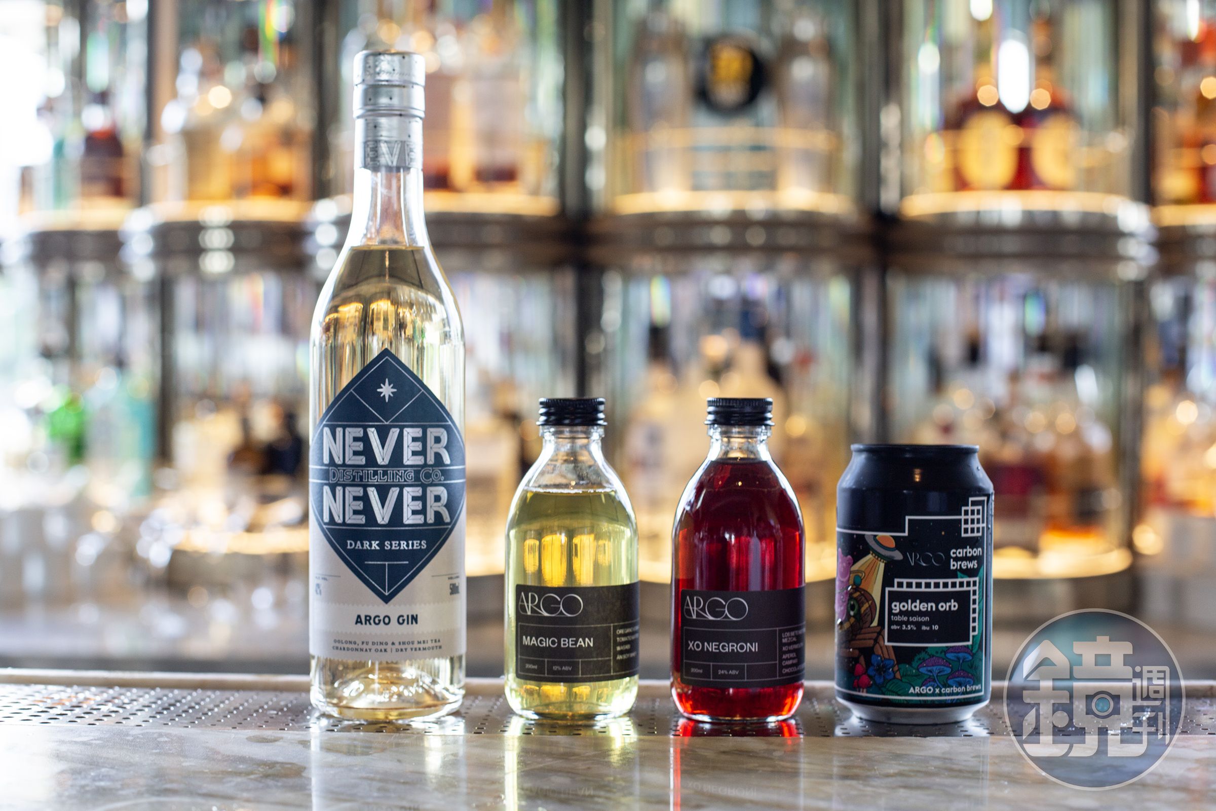 除了現調雞尾酒,ARGO也販售聯名與澳洲酒廠Never Never合作的琴酒、香港Carbon Brews聯名的精釀啤酒,以及兩款已調製完成、加入冰塊就能暢飲的人氣調酒。