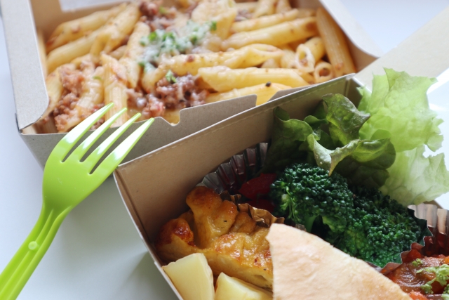 有網友分享，曖昧中的男生主動訂外送到公司來，結果取餐竟讓她付了1299元。（示意圖，photoAC）