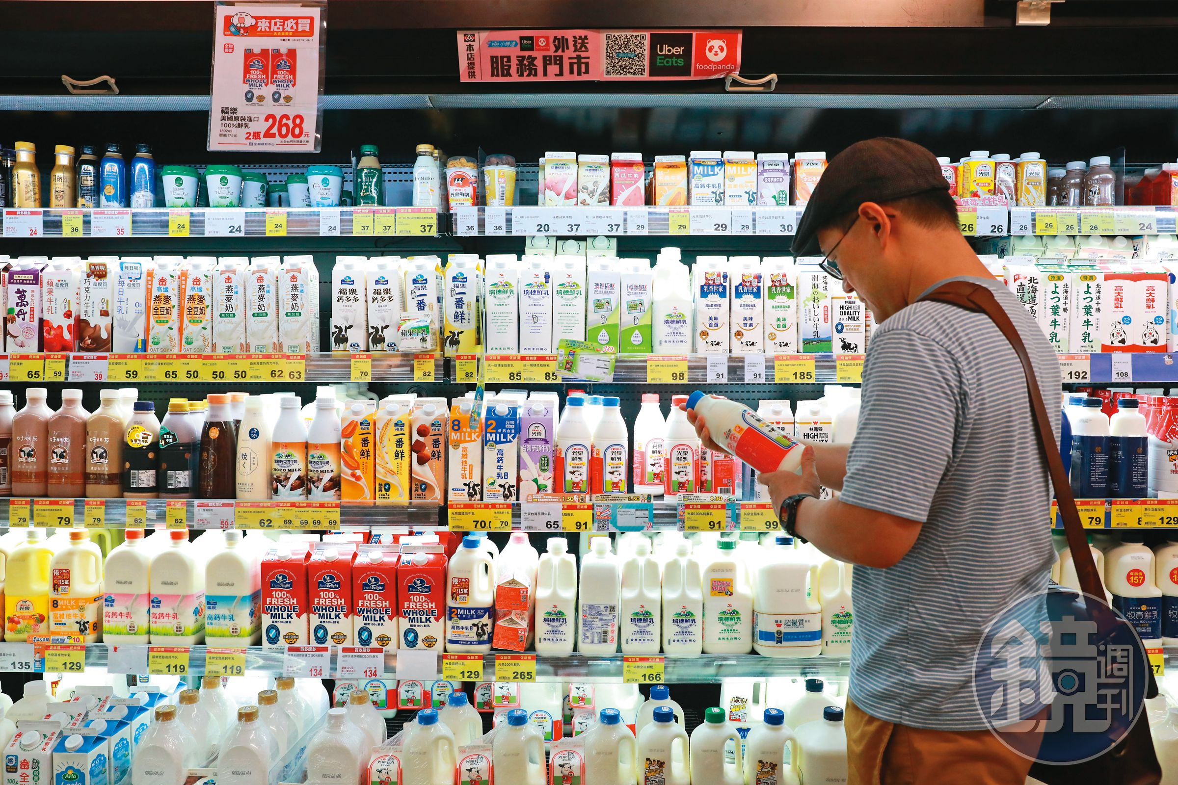 進口牛乳多為保存期限3個月以上的保久乳型態，但因標章規範不夠嚴謹細緻，消費者不易辨識進口乳與本土鮮乳的差異。