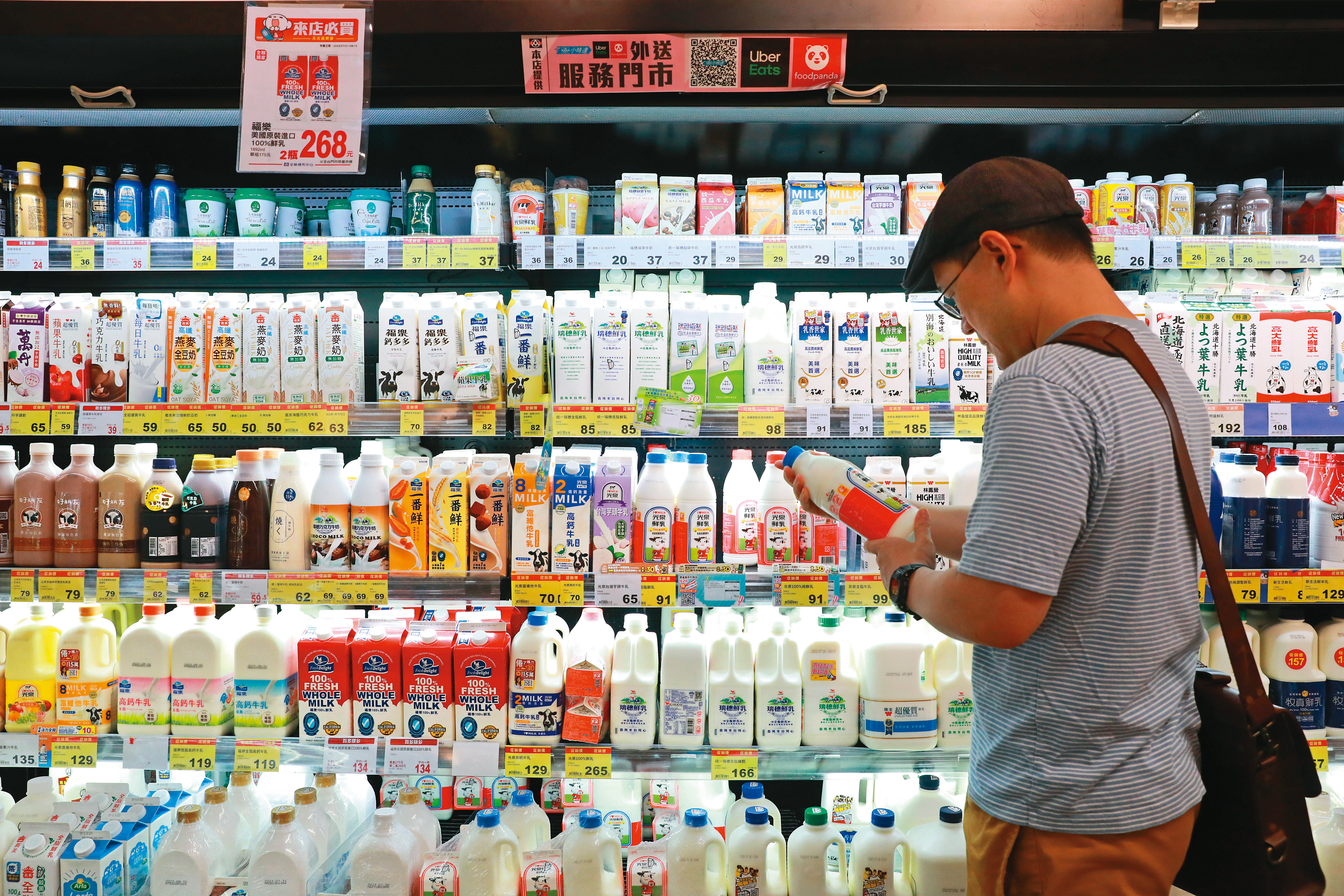 進口牛乳多為保存期限3個月以上的保久乳型態，但因標章規範不夠嚴謹細緻，消費者不易辨識進口乳與本土鮮乳的差異。