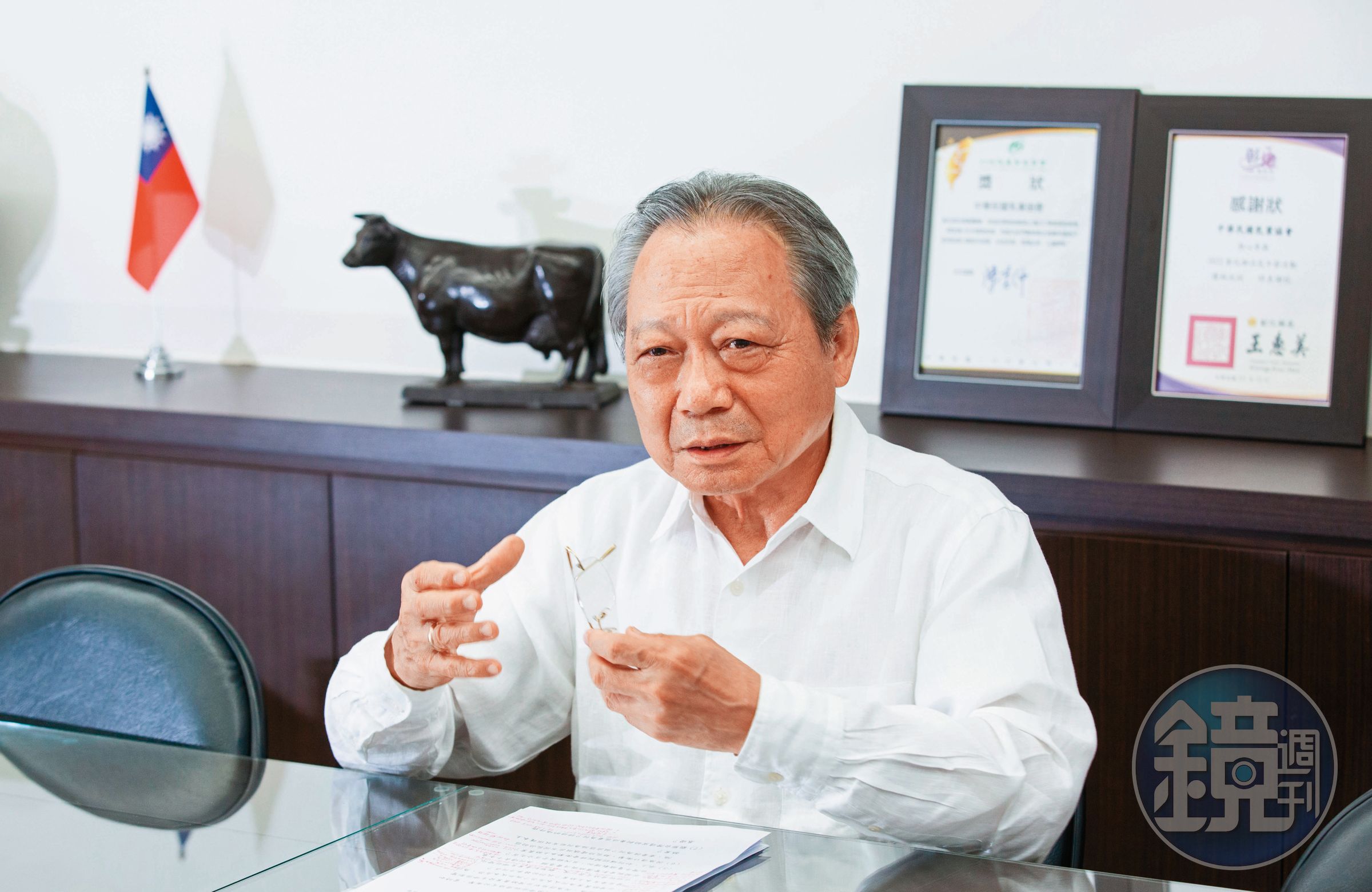 中華民國乳業協會理事長祕書長方清泉說，台灣鮮乳品質極具競爭力，但地理環境導致生產成本高，加上通路上架費昂貴、乳品廠掌握收購牛乳的高度權力，影響酪農業永續發展。（賴智揚攝）
