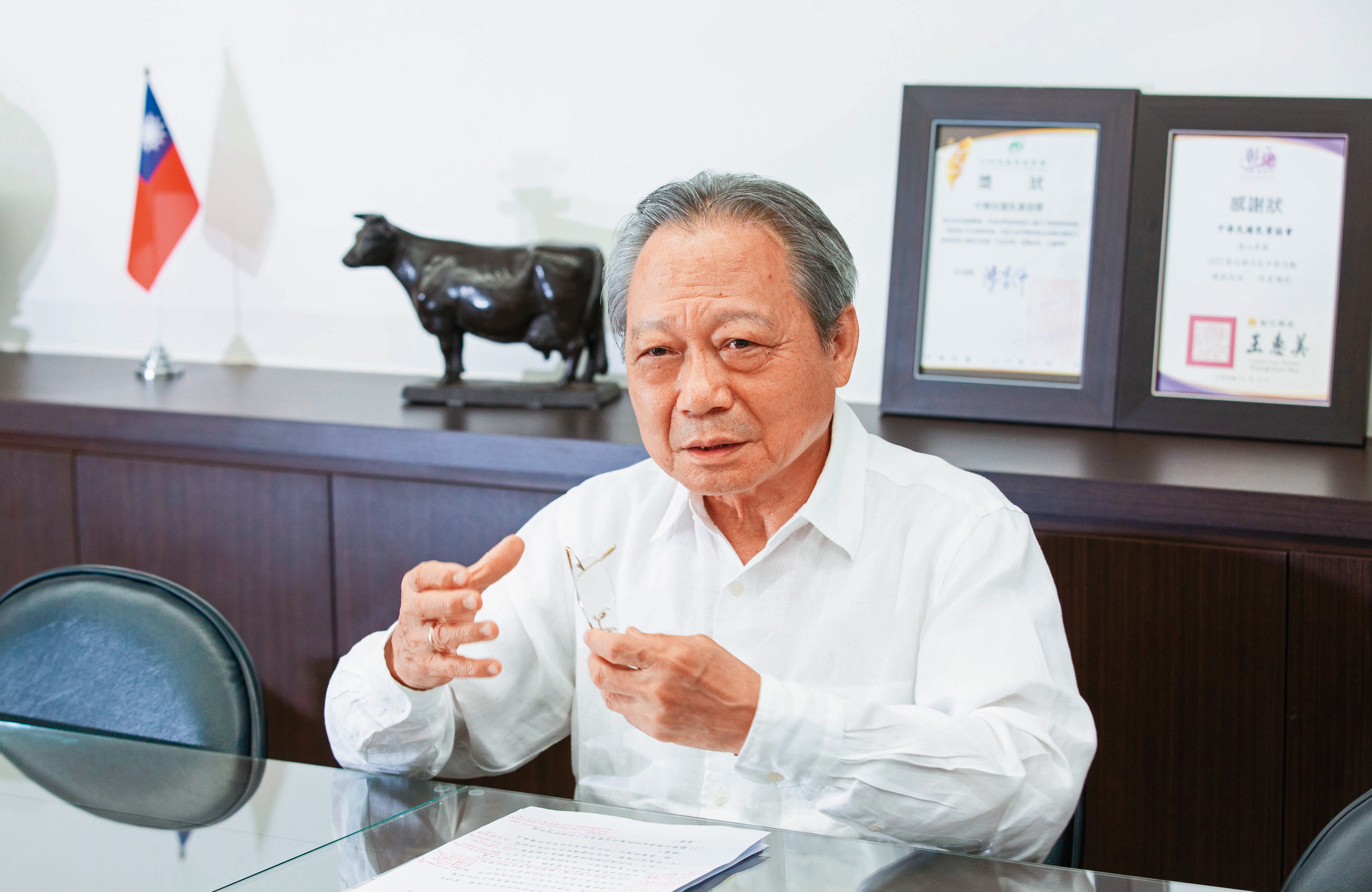 中華民國乳業協會理事長祕書長方清泉說，台灣鮮乳品質極具競爭力，但地理環境導致生產成本高，加上通路上架費昂貴、乳品廠掌握收購牛乳的高度權力，影響酪農業永續發展。（賴智揚攝）