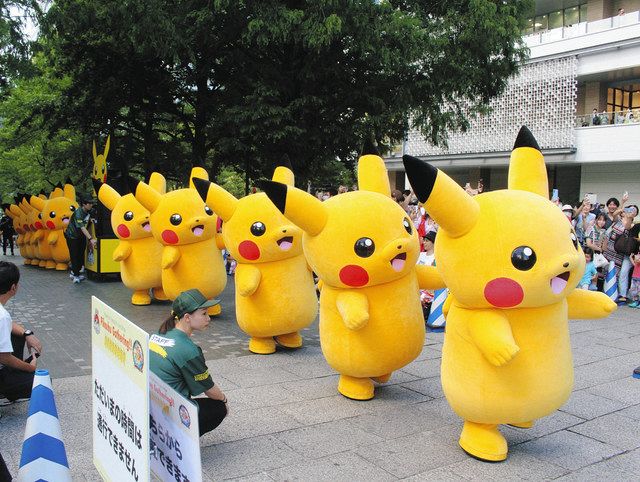 一掃疫情停辦陰霾，「皮卡丘大量發生」強勢回歸啦！橫濱港已變寶可夢世界。（翻自《東京新聞》）