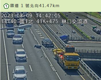 五楊高架林口路段因事故造成車流回堵。(翻攝畫面)
