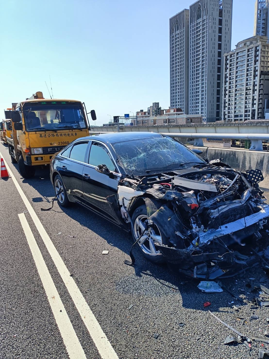 警消獲報後前往車禍現場戒護排除。(翻攝畫面)