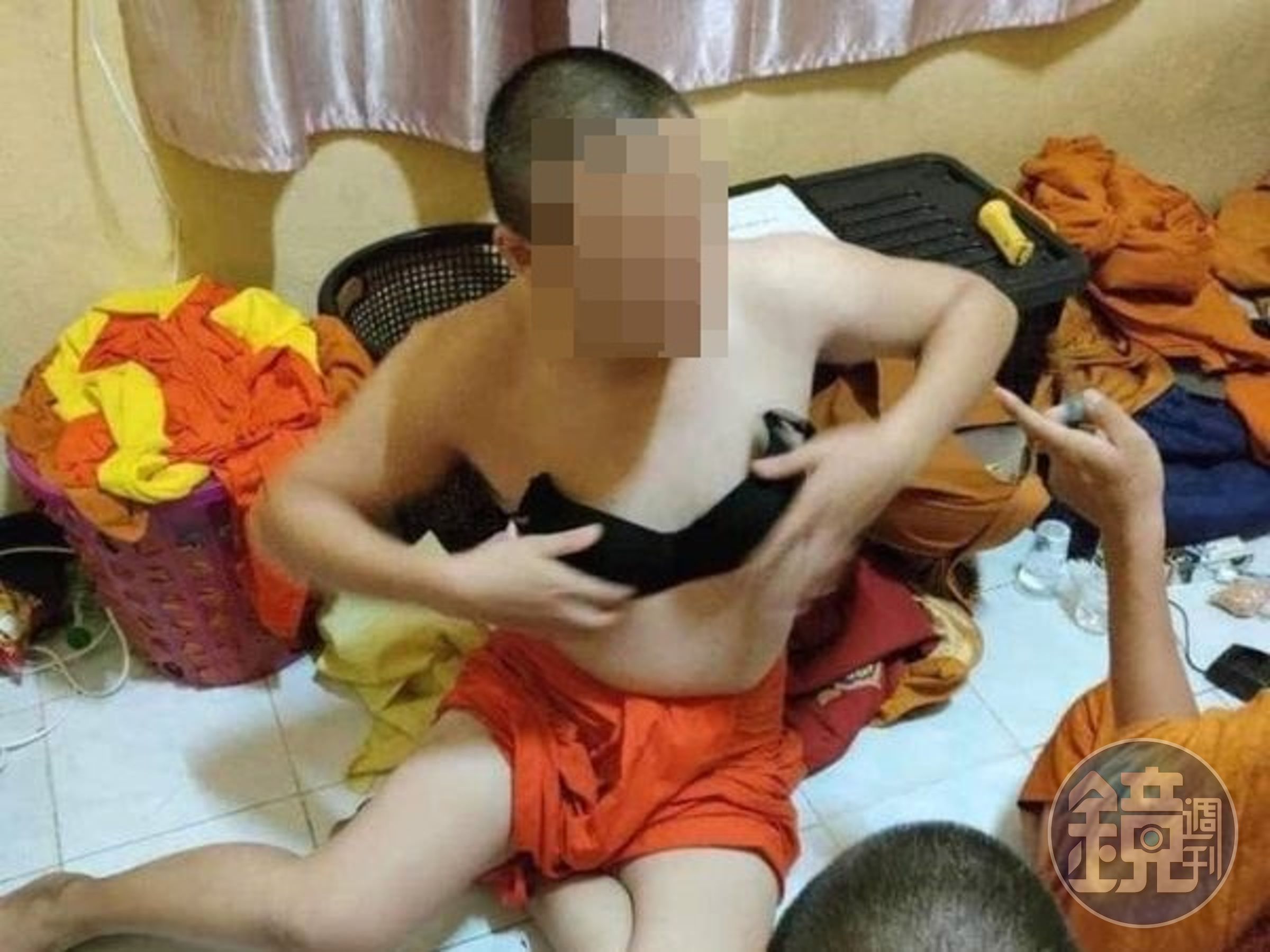 年輕和尚疑似在寺廟提供性服務，引發爭議。（翻攝自推特）