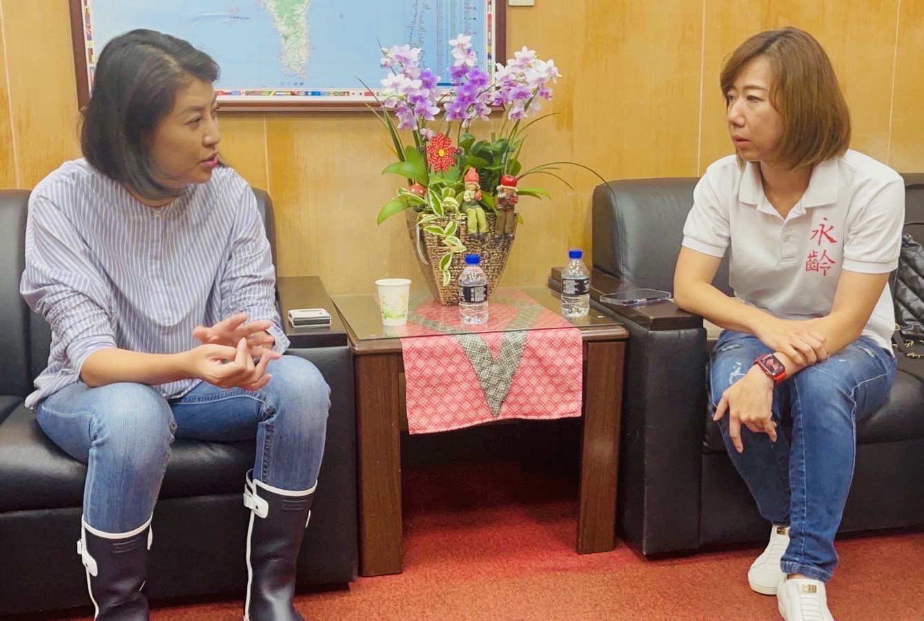 郭曉玲（右）與南投縣長許淑華（左）。（翻攝永齡慈善教育基金會）