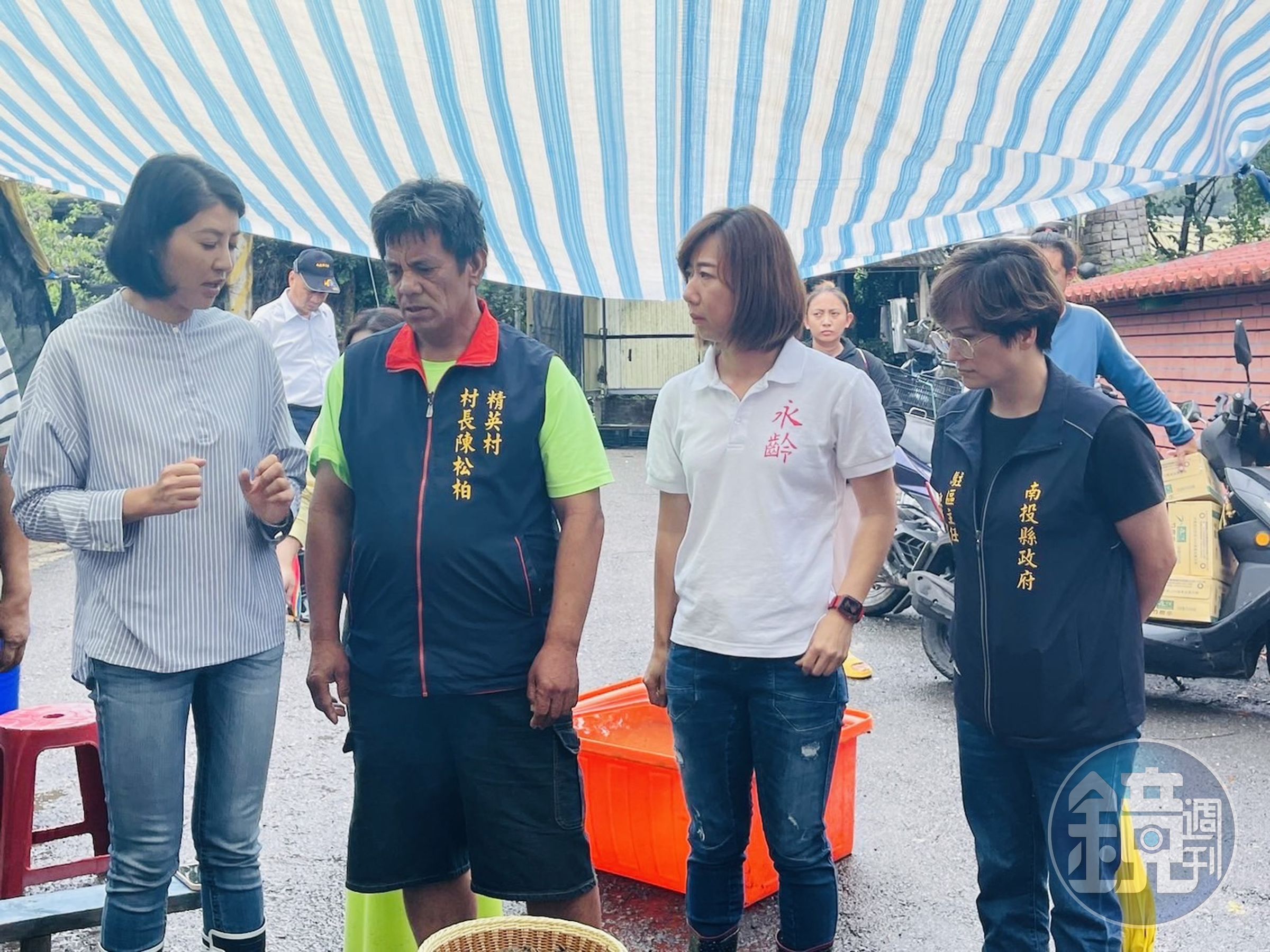 郭曉玲(右二)與許淑華(左)探視精英村受災戶。(翻攝永齡慈善教育基金會臉書)