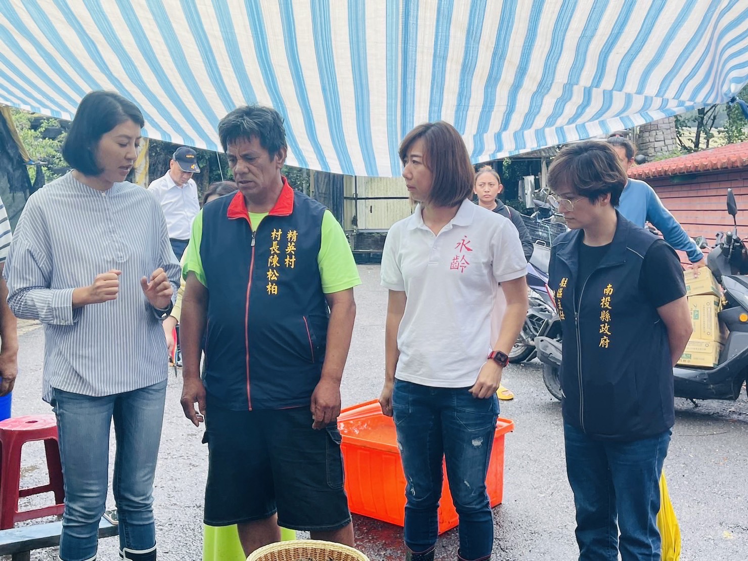 郭曉玲（右二）與許淑華（左）探視精英村受災戶。（翻攝永齡慈善教育基金會臉書）
