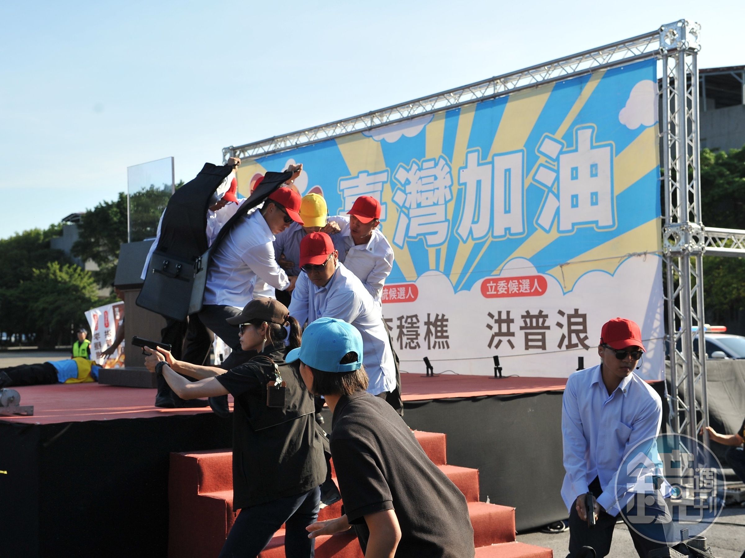 國安局針對總統大選的安全維護進行實兵演練，模擬大選可能的各種狀況。（國安局提供）