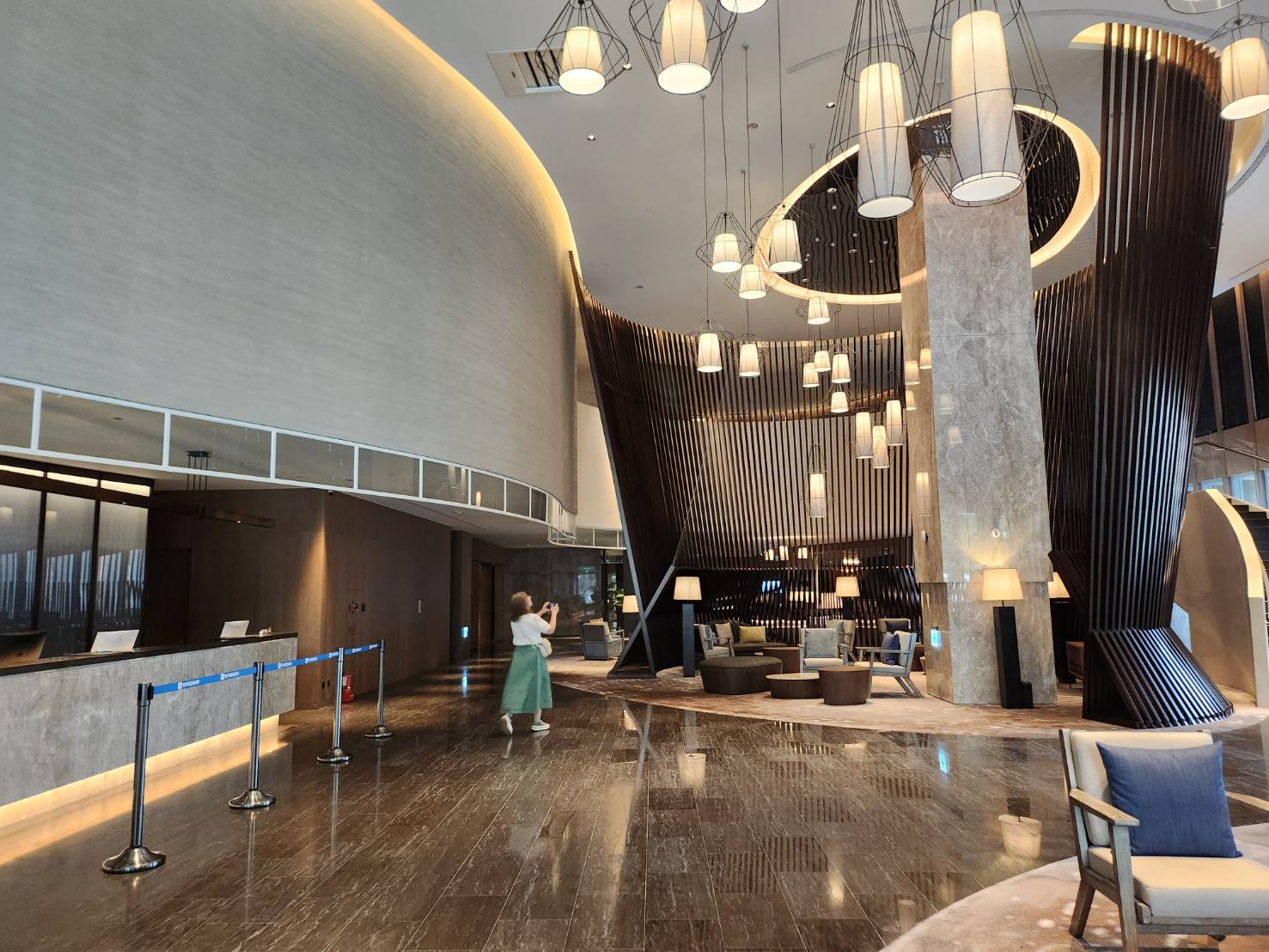 日月潭力麗溫德姆溫泉酒店大廳以竹製裝魚器具魚簍為設計，室內燈光則請名家袁宗南指導，明亮不失柔和。