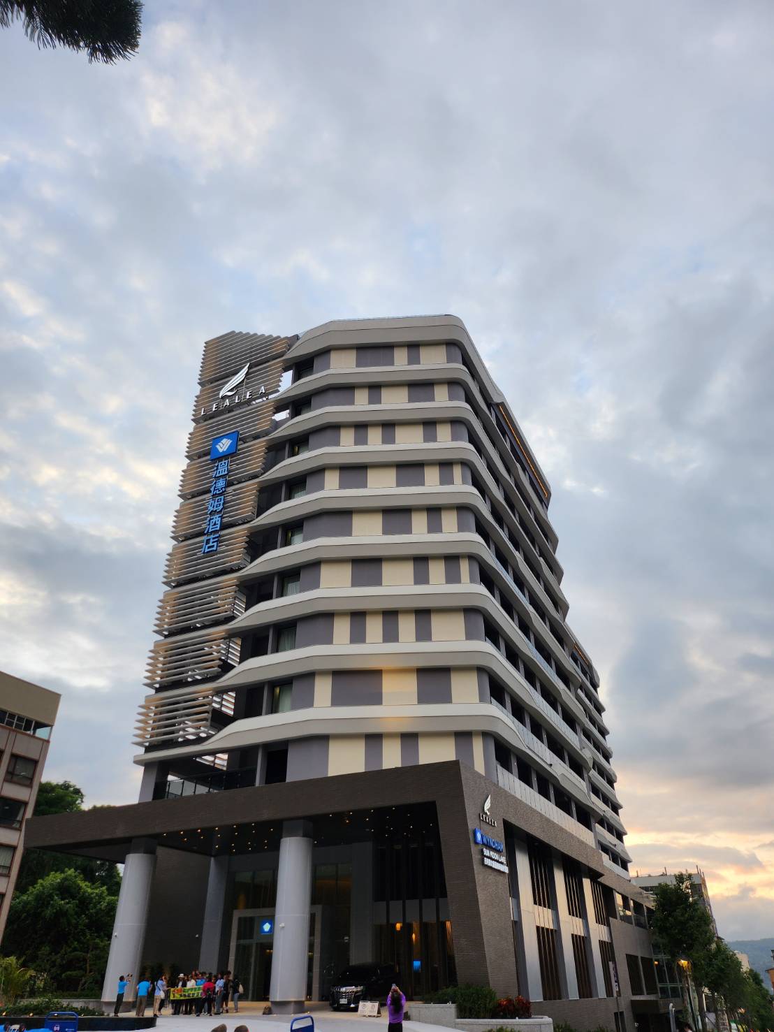 酒店基地1,745坪，為地上12層、地下3層建築，飯店共203個房間，分成9種不同房型。