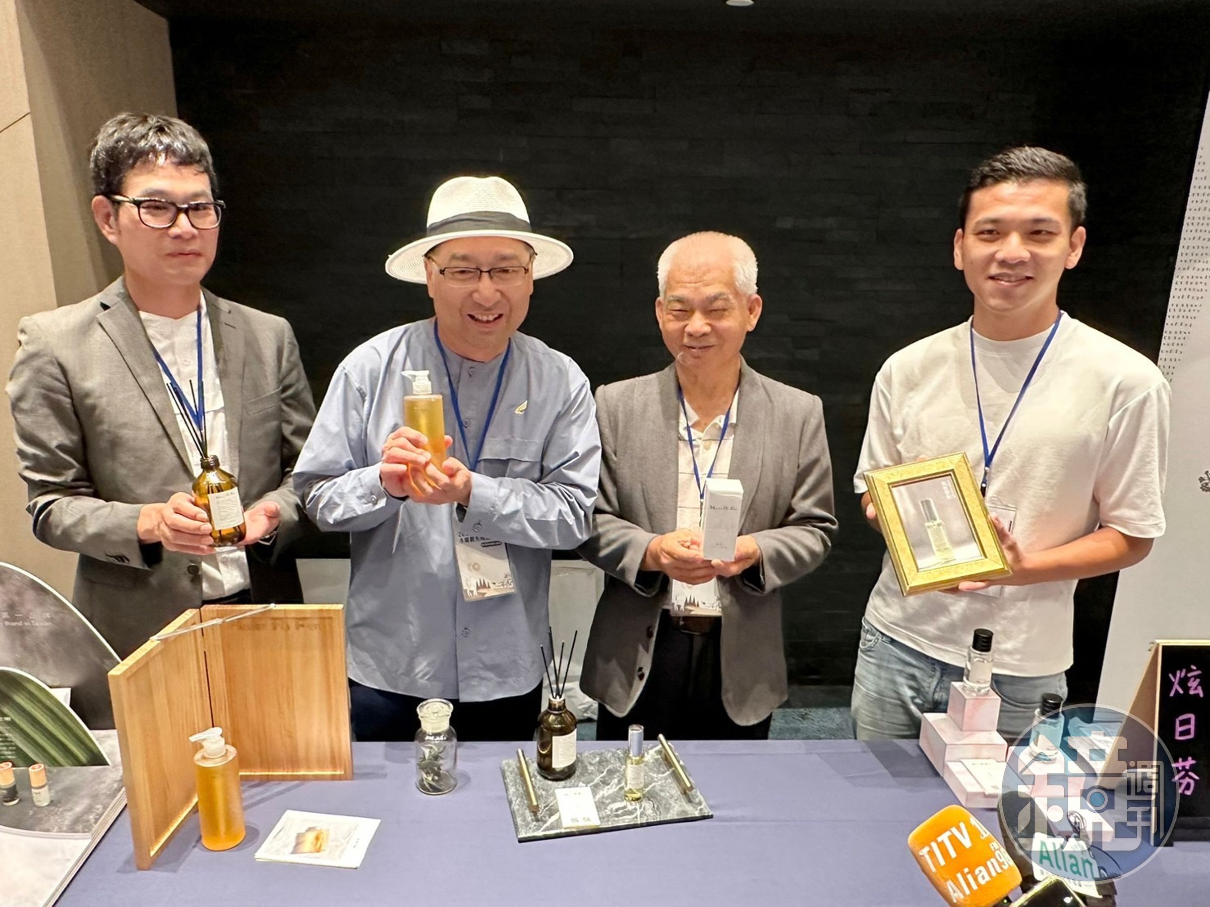 第二屆台灣香氛觀光論壇於8月9日在日月潭力麗溫德姆酒店華麗舉行，透過產官學界交流，促進產業升級及行銷國際。（左二為力麗觀光董事長蔡宗易、右二為日月潭國家風景區管理處長簡慶發）