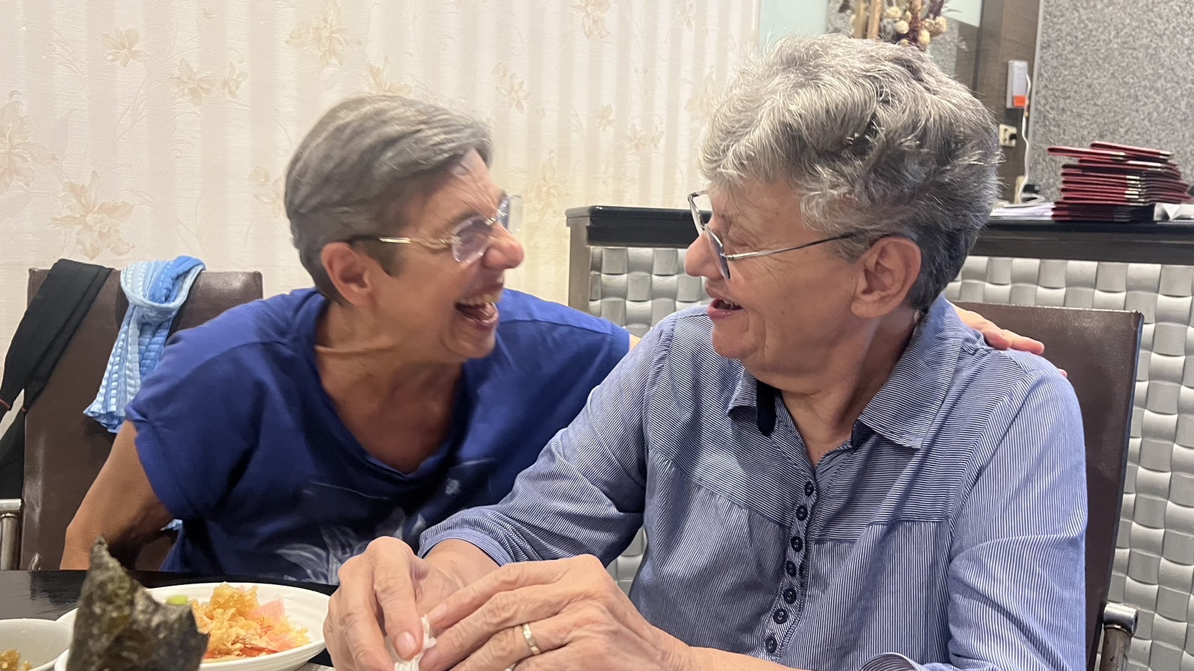 知名畫家蕭勤的遺孀Monica（右）分不到丈夫15億元畫作，她胞妹Anna來台探視。