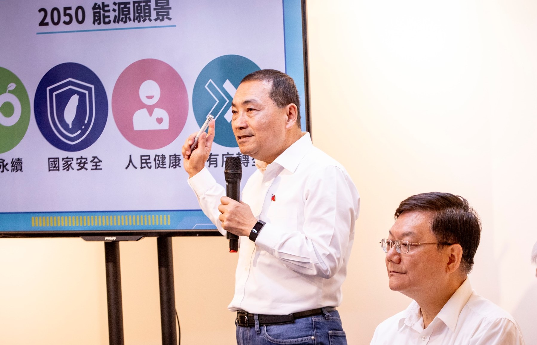 侯友宜今在能源政策記者會上宣布，未來將重啟、延役核電廠，引發在地基層反彈。