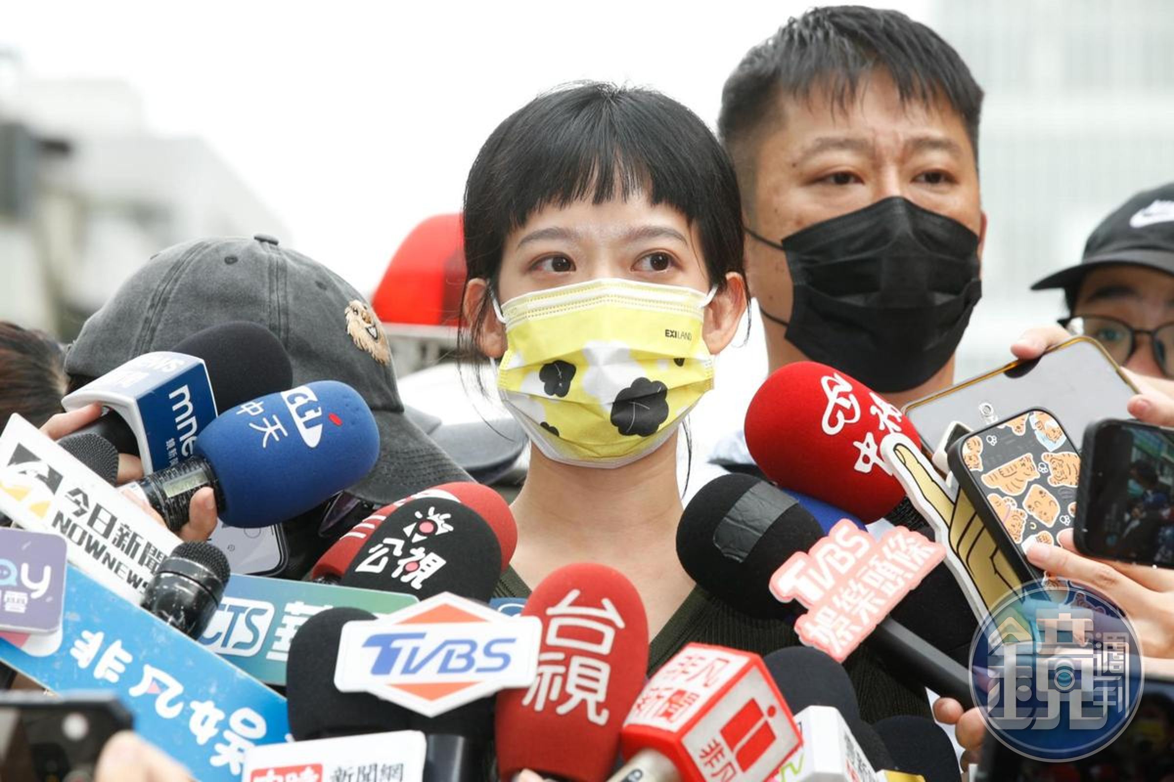 黃子佼因性騷擾指控陷入官司與低潮,孟耿如扮演堅強的那一個人。