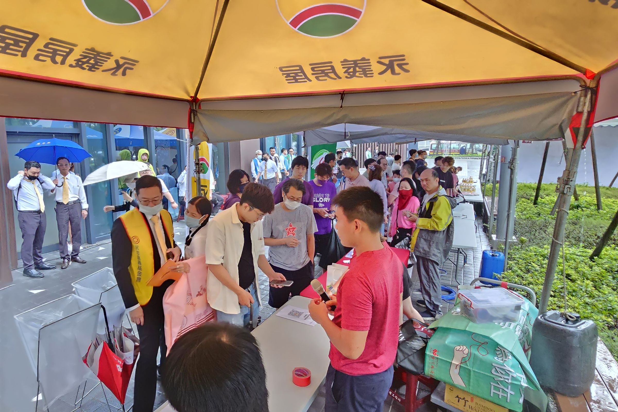 即使遇到天氣狀況不佳，民眾仍踏出家門，前來響應捐血活動，一起幫助捐血中心補足血庫存量，將愛傳出去！