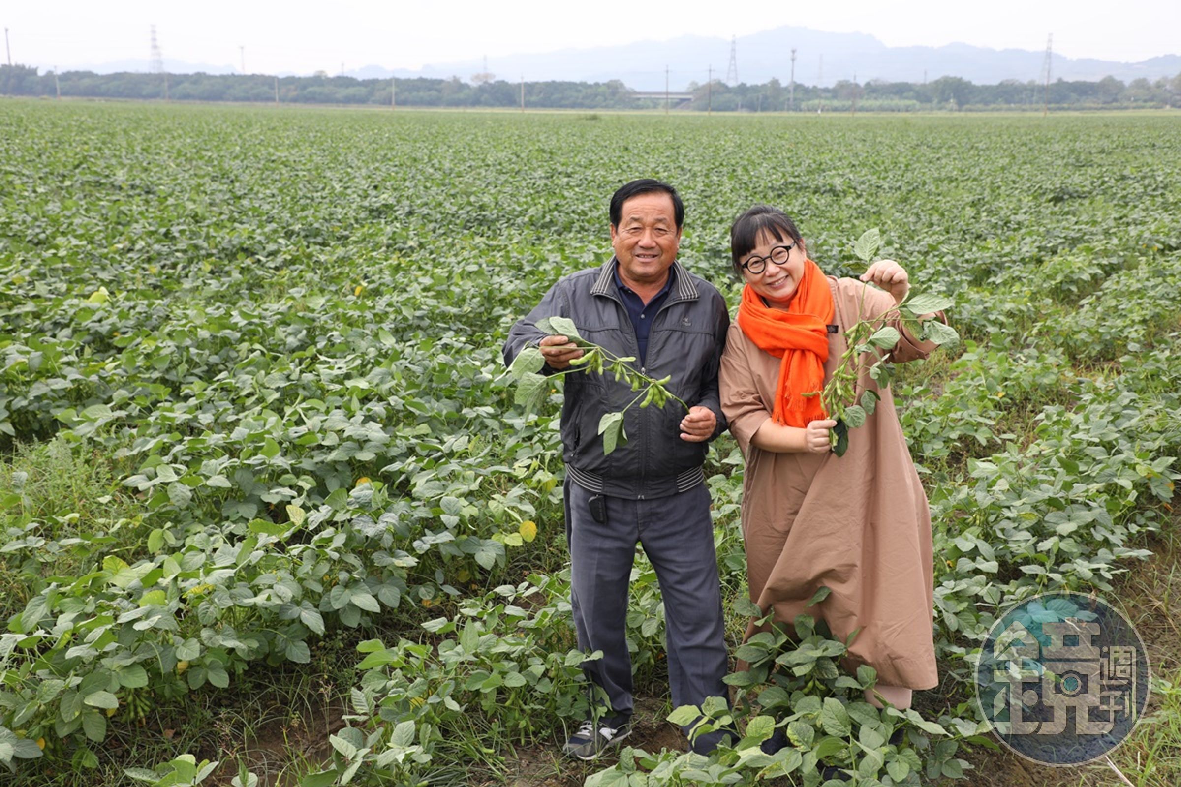 豆油伯行銷總監李明芳(右)去拜訪為他們契作的毛豆專家陳榮華(左)。