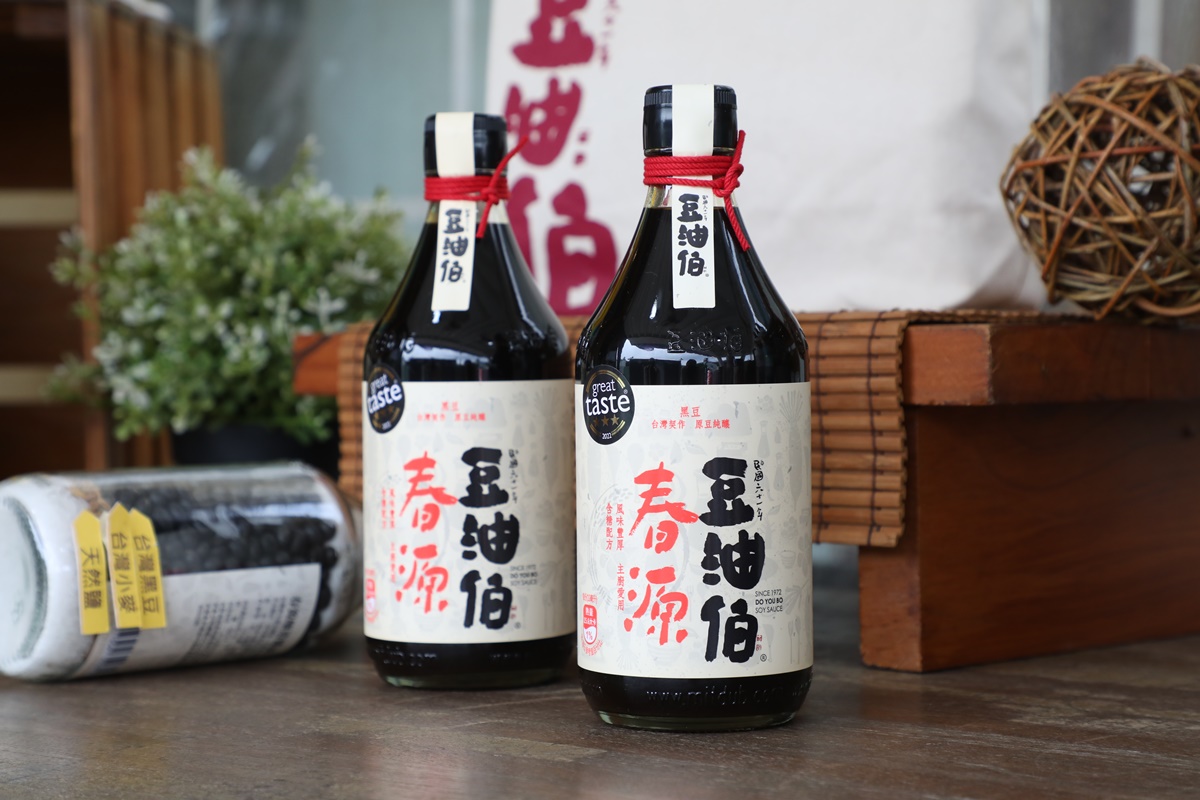 以台灣黑豆釀造的「春源」，帶有濃郁豆香，適合滷煮紅燒。（370元／瓶、500ml）