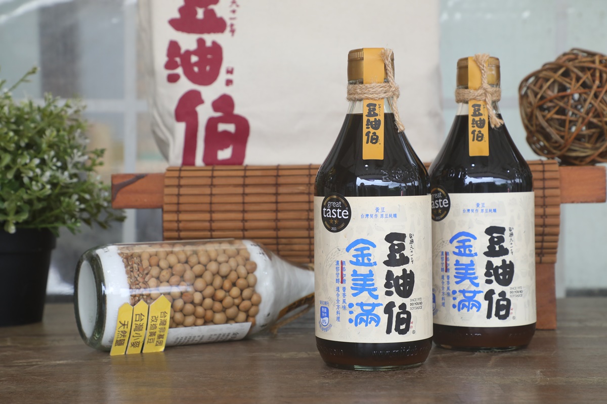 以台灣產非基因改造黃豆釀製的「金美滿」，不添加糖份，適合各種料理。（340元／瓶、500ml）