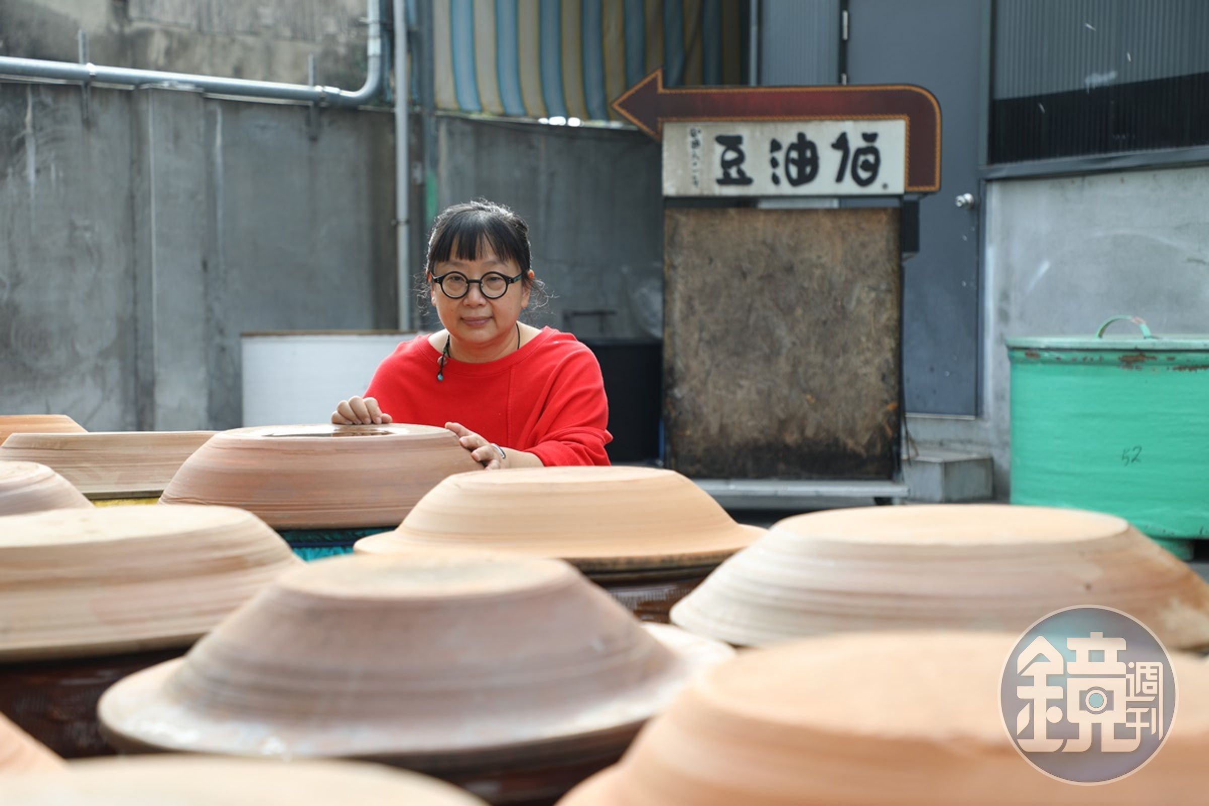 第一代老闆李安田1972年在竹田以「原味醬園」起家,第二代接手後,長子李誠忠負責醬油生產管理;長女李明芳主掌業務開發和市場行銷,才改以鄰居習慣叫的「豆油伯」為品牌名稱。