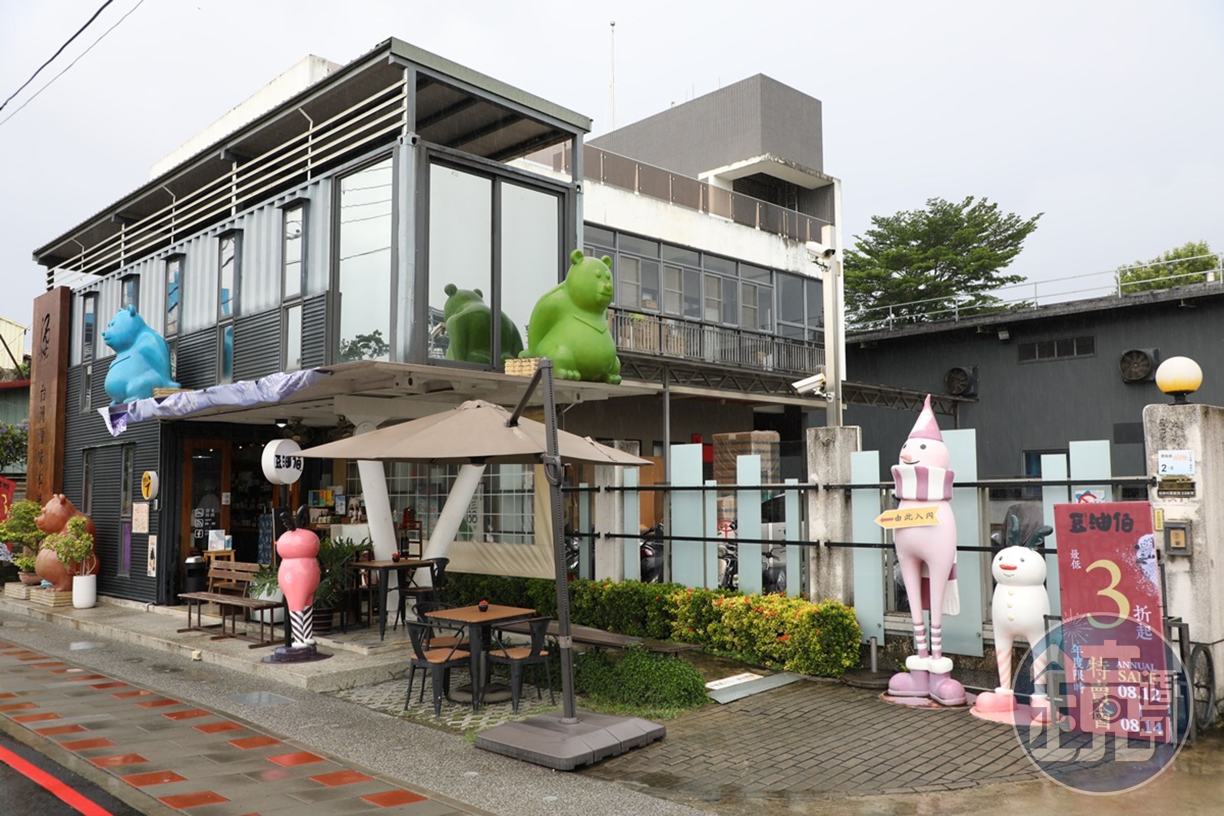 「豆油伯屏東竹田專賣店」的貨櫃屋外觀非常搶眼,專門展售豆油伯的最新產品。
