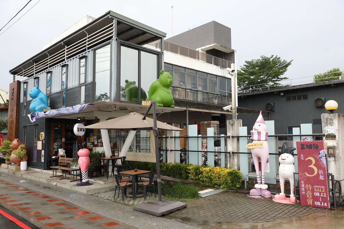 「豆油伯屏東竹田專賣店」的貨櫃屋外觀非常搶眼，專門展售豆油伯的最新產品。