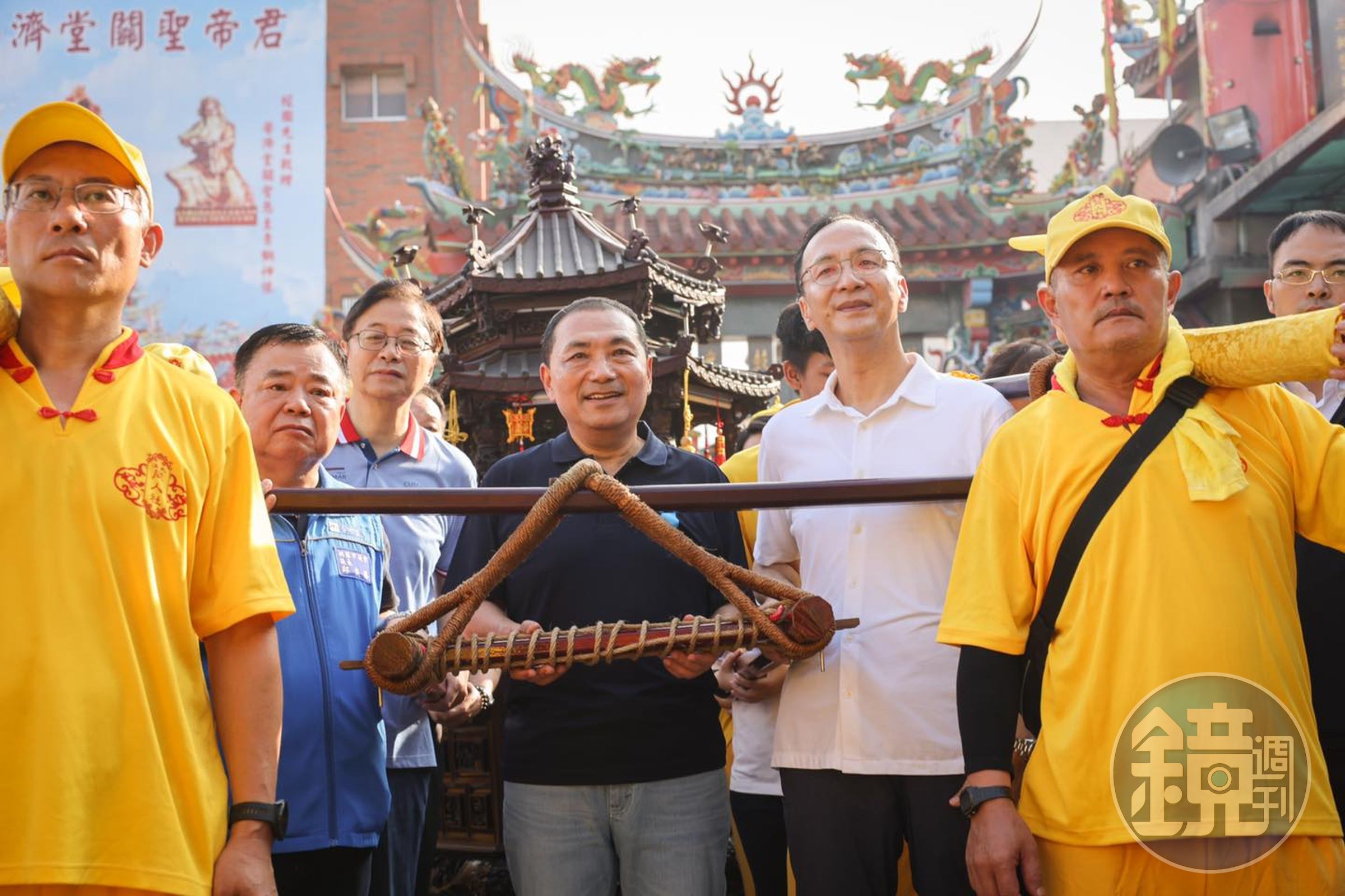 朱立倫陪同侯友宜及立委參選人邱若華到桃園大溪普濟堂上香祈福。（翻攝自臉書＠朱立倫）