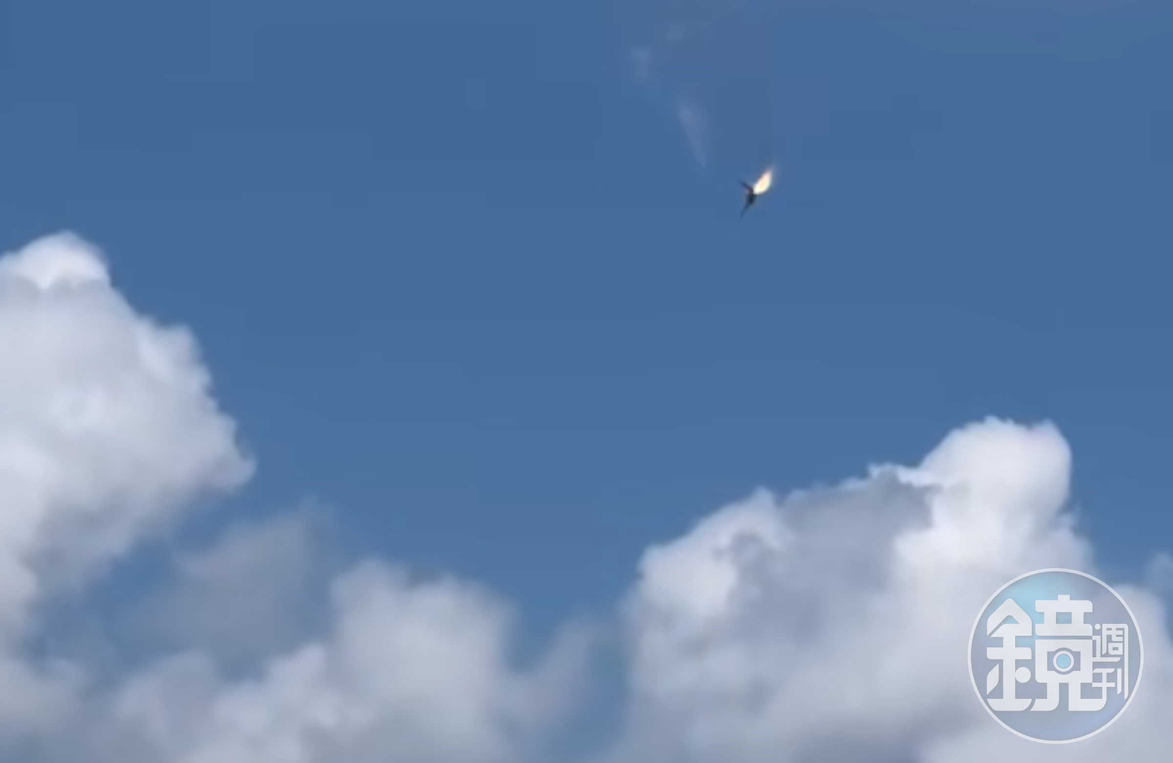 正進行單機特技的IDF戰機,在空中發動機疑似故障突然起火。(翻攝畫面)