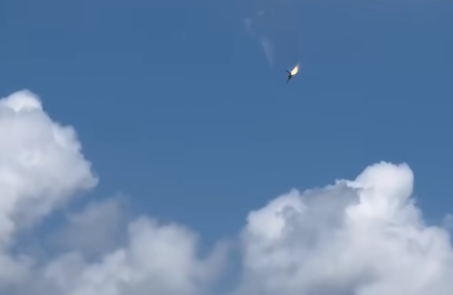 正進行單機特技的IDF戰機，在空中發動機疑似故障突然起火。（翻攝畫面）