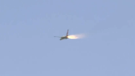 台中清泉崗基地今上午進行演練，不料，一架IDF戰機，在空中發動機突然起火。（翻攝畫面）