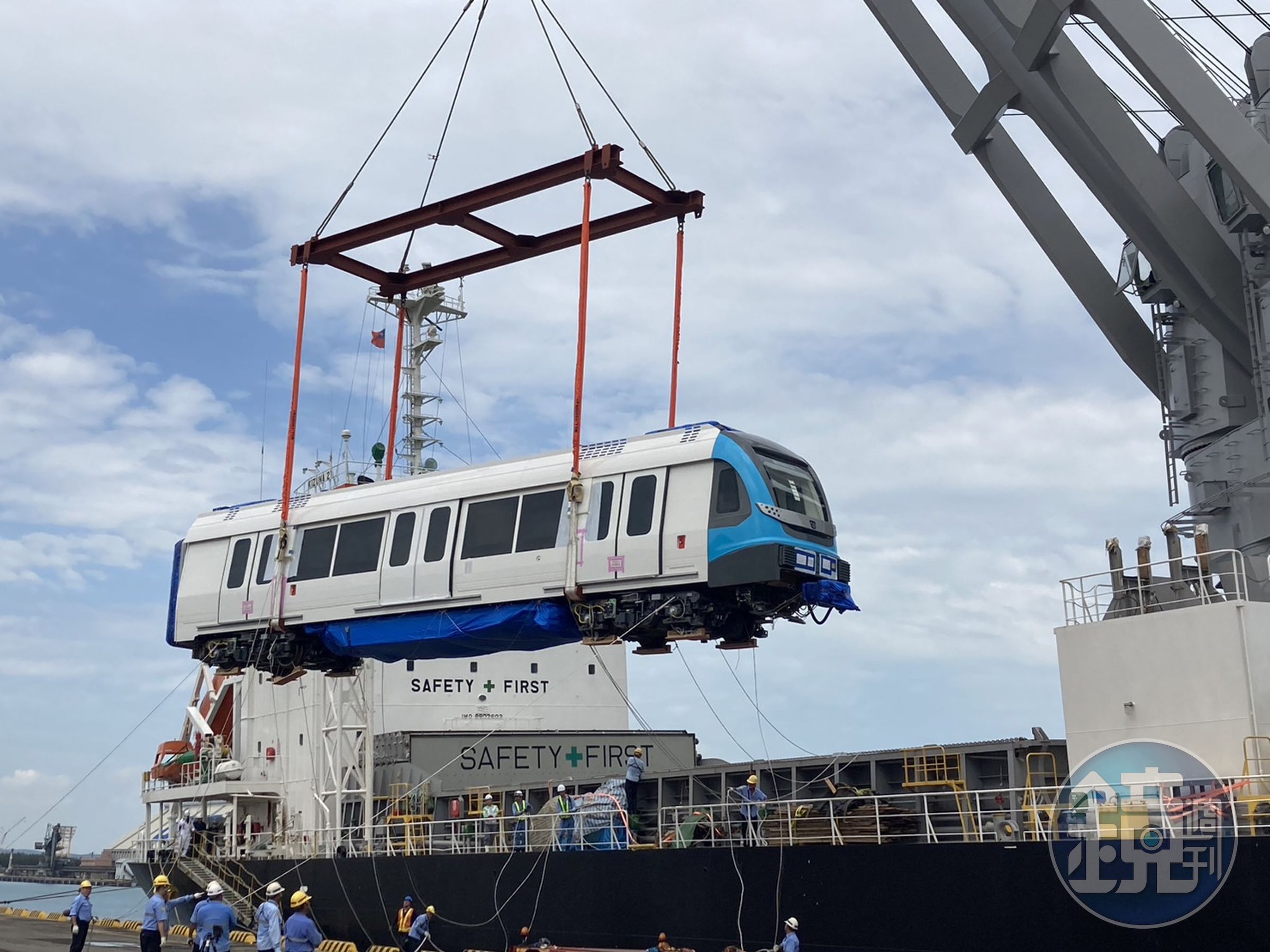 三鶯線首列車吊運。（新北市政府捷運工程局提供）
