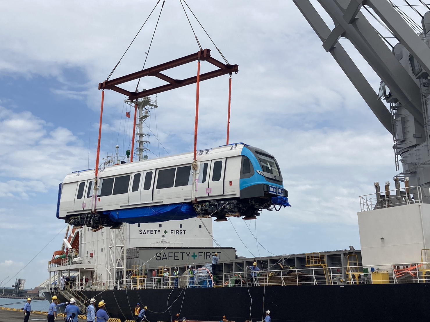 三鶯線首列車吊運。（新北市政府捷運工程局提供）