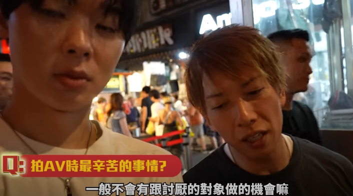 「日本AV天王」清水健近日帶妻小來台灣旅遊。（翻攝自網紅三原YouTube）