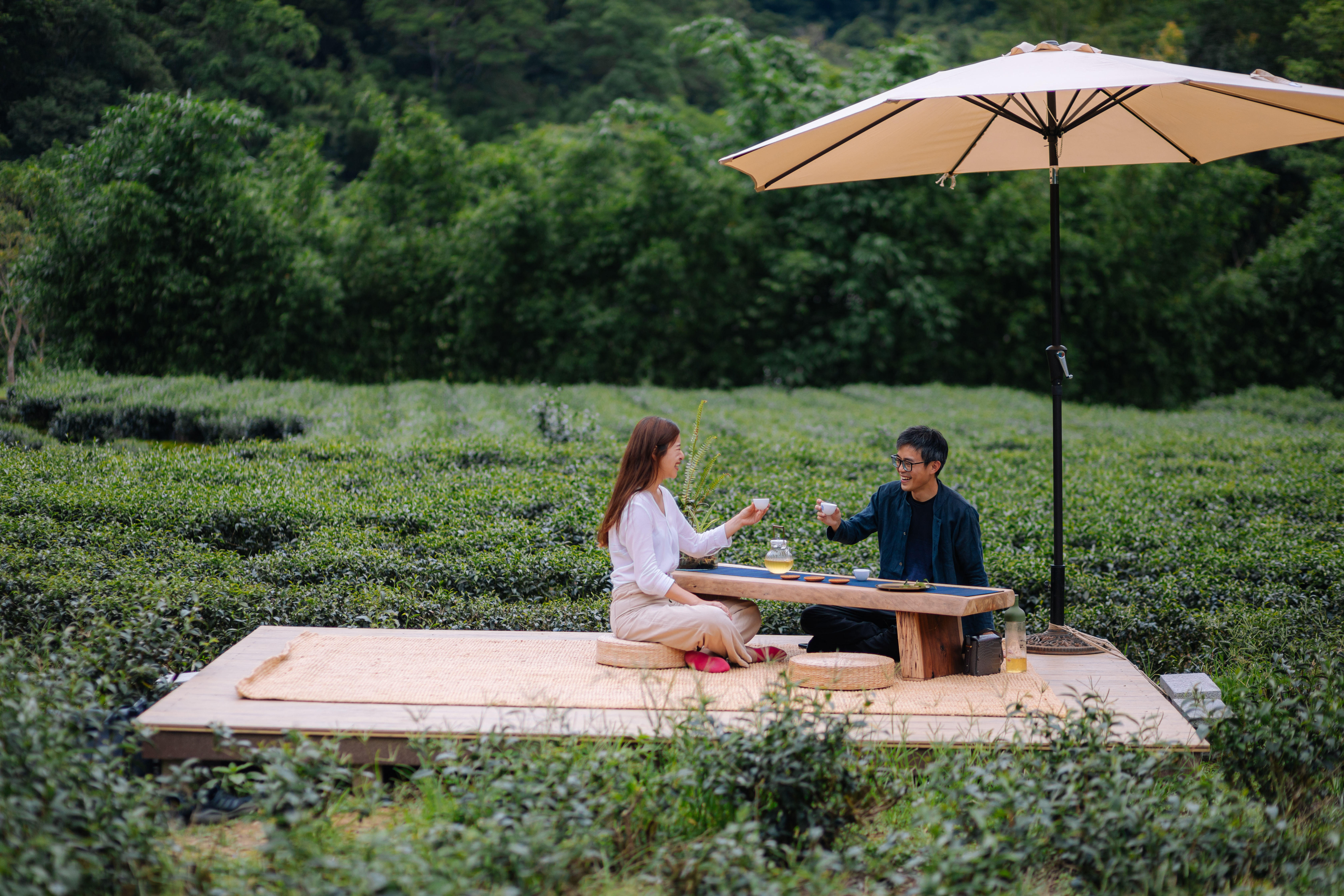 夏日出遊選擇「戶外茶席」，在綠油油的茶園中品茗，十分有情調。