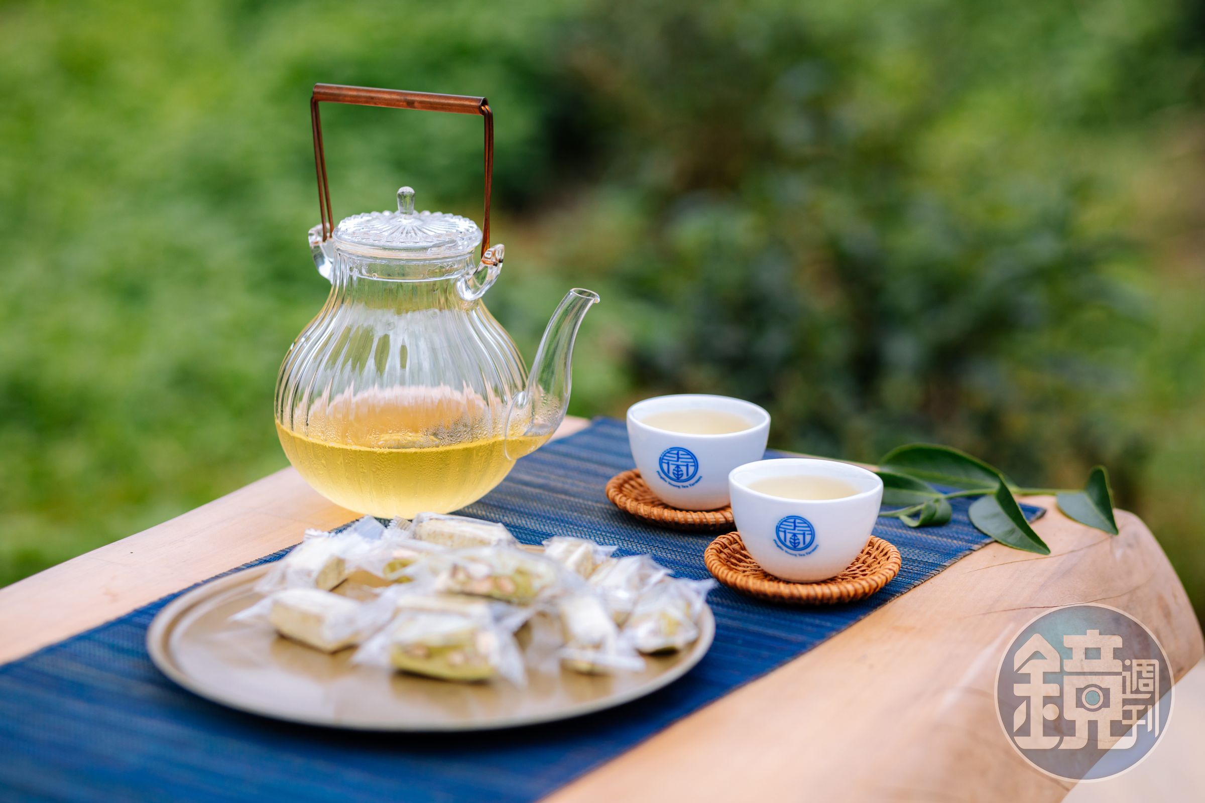 露天茶席搭配兩款茶品與茶點，伴著蟬鳴享受盛夏。