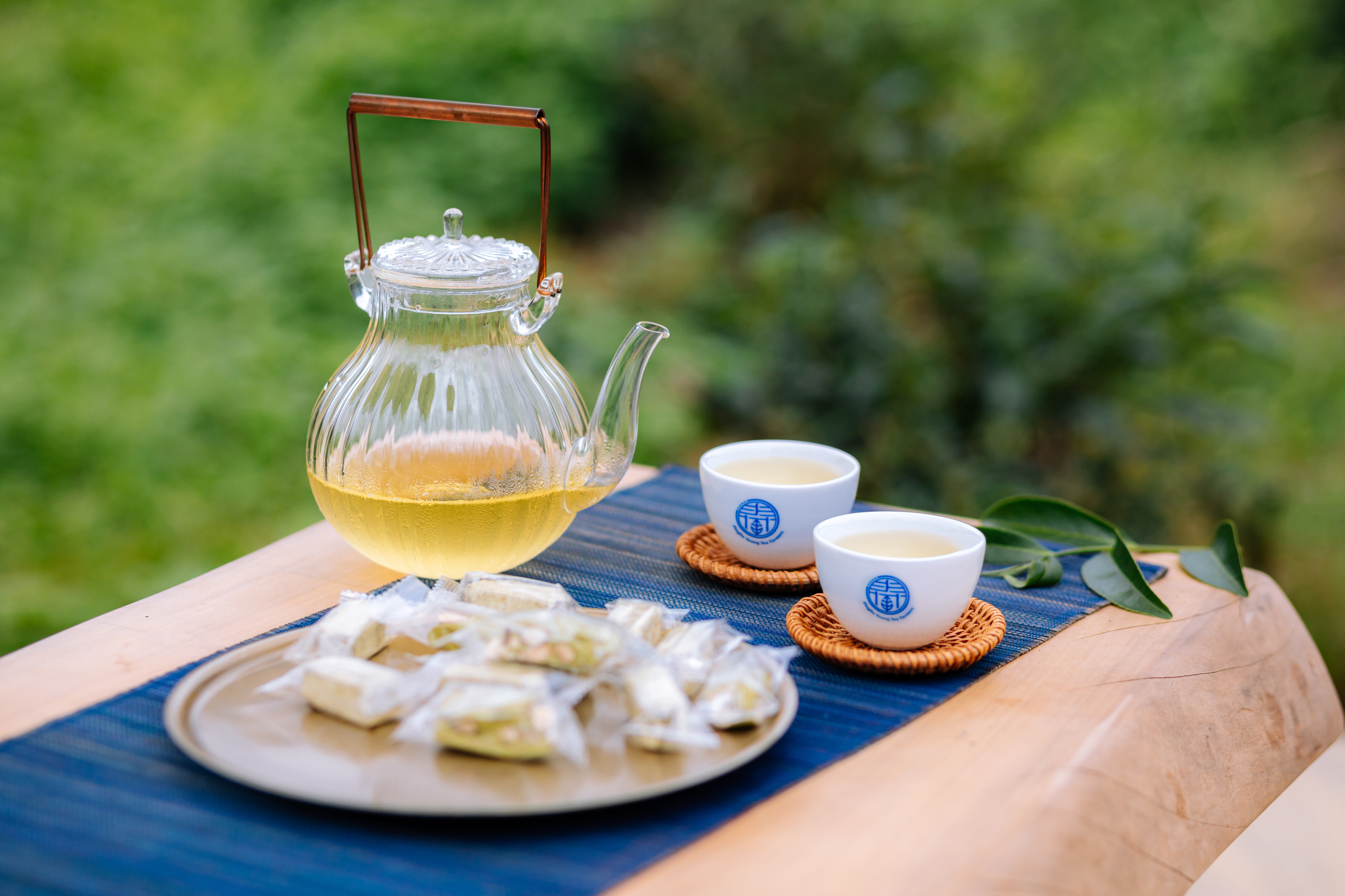 露天茶席搭配兩款茶品與茶點，伴著蟬鳴享受盛夏。