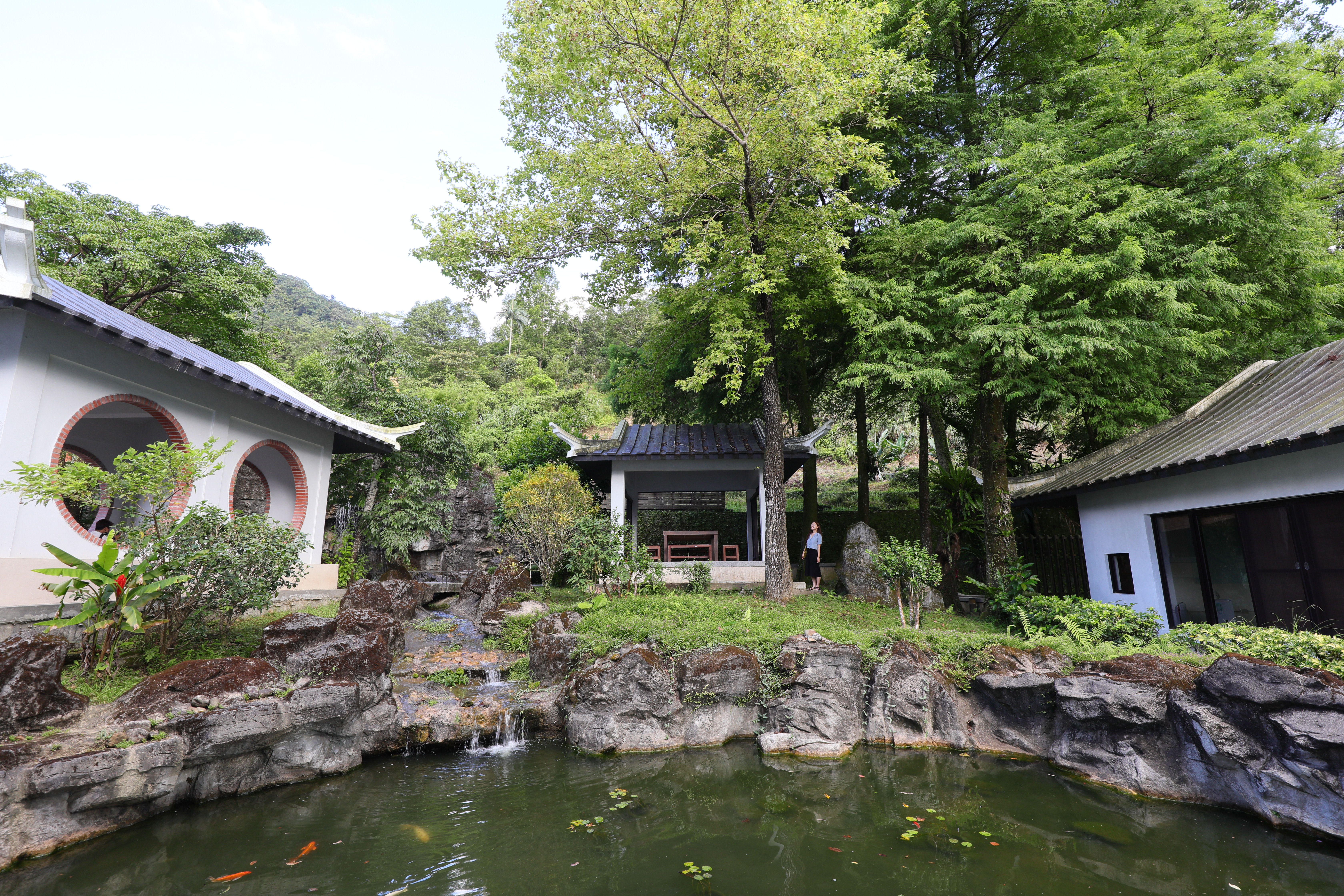 室外有中式庭院,炎炎夏日可到涼亭乘涼,感受古人雅興。