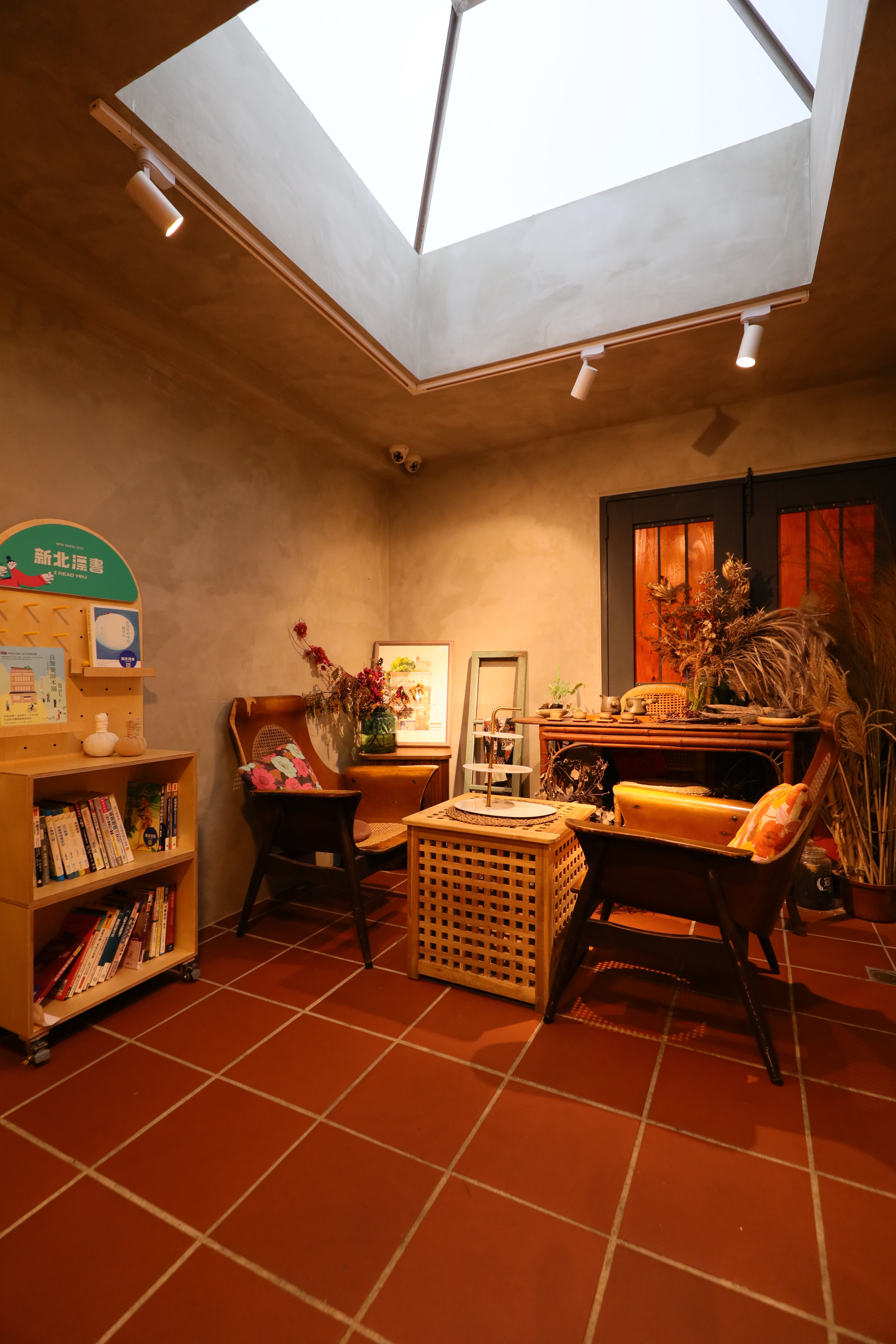 店內空間既時髦又帶有古意。