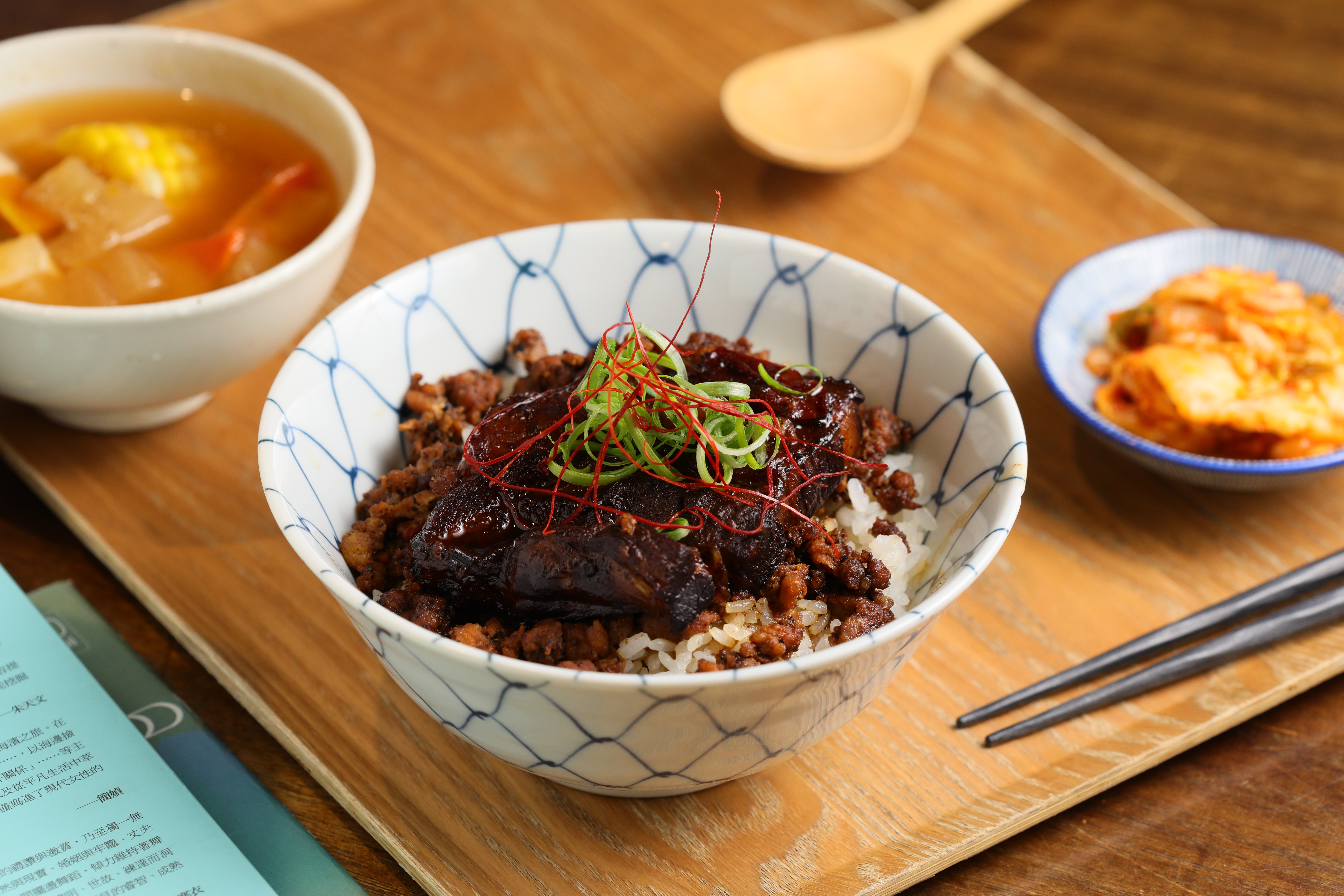 「紅茶滷肉X茶香飯」是老闆最自豪的品項,肉燥滷汁鹹香中帶著淡淡茶香。(200元/份)