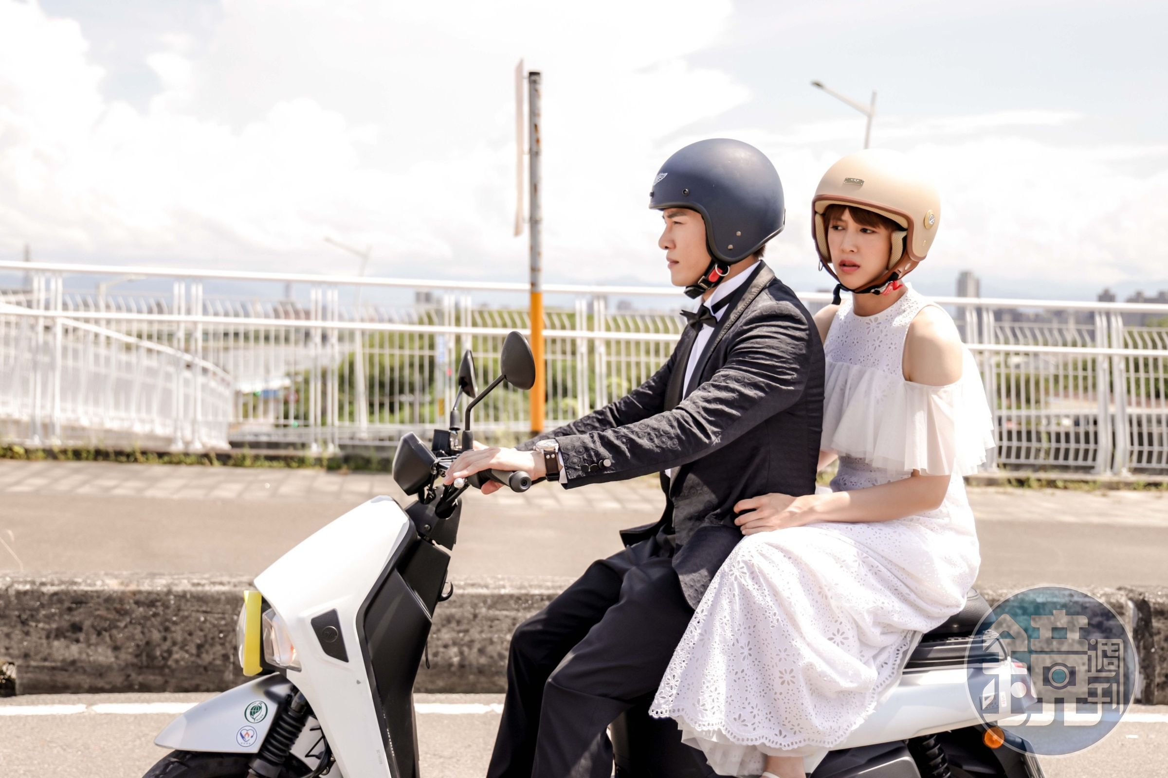 劉奕兒難忘體驗與張立昂穿婚紗騎摩托車趕場。（三立提供）