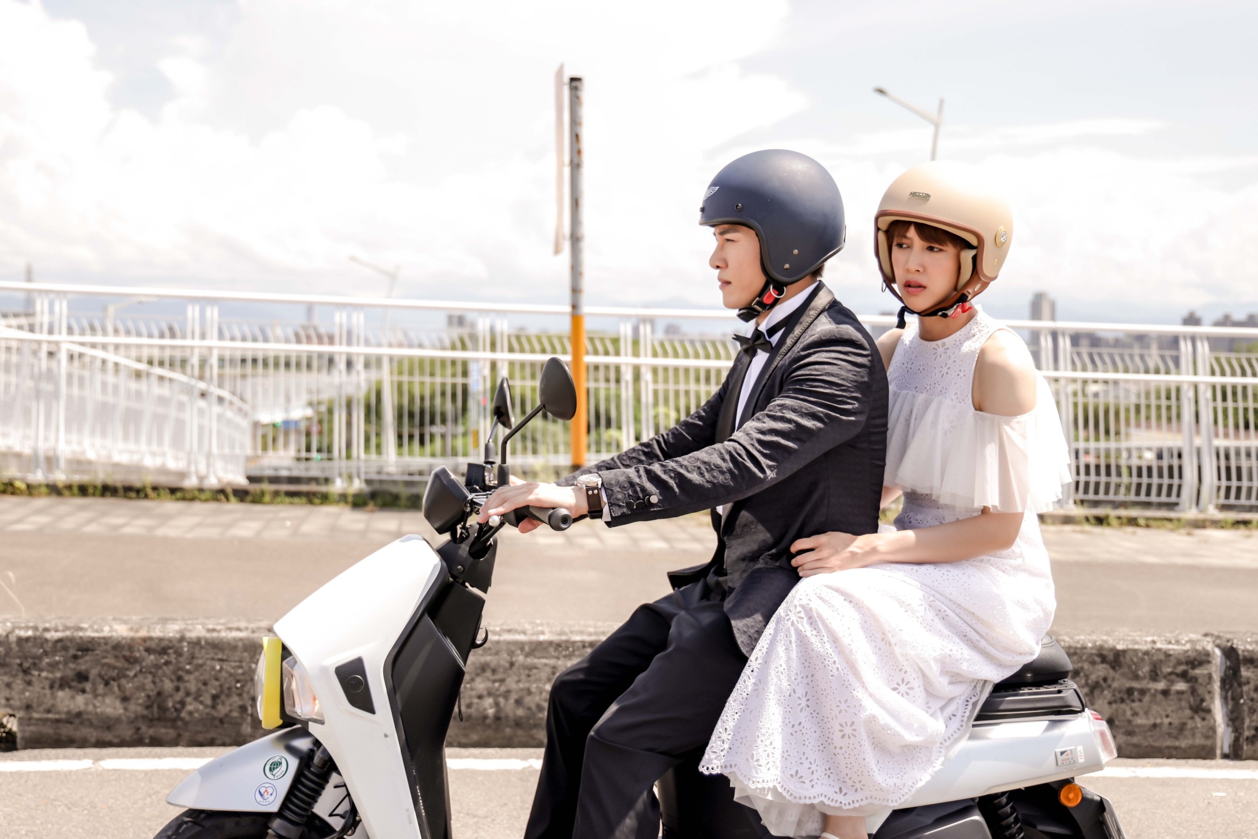 劉奕兒難忘體驗與張立昂穿婚紗騎摩托車趕場。(三立提供)